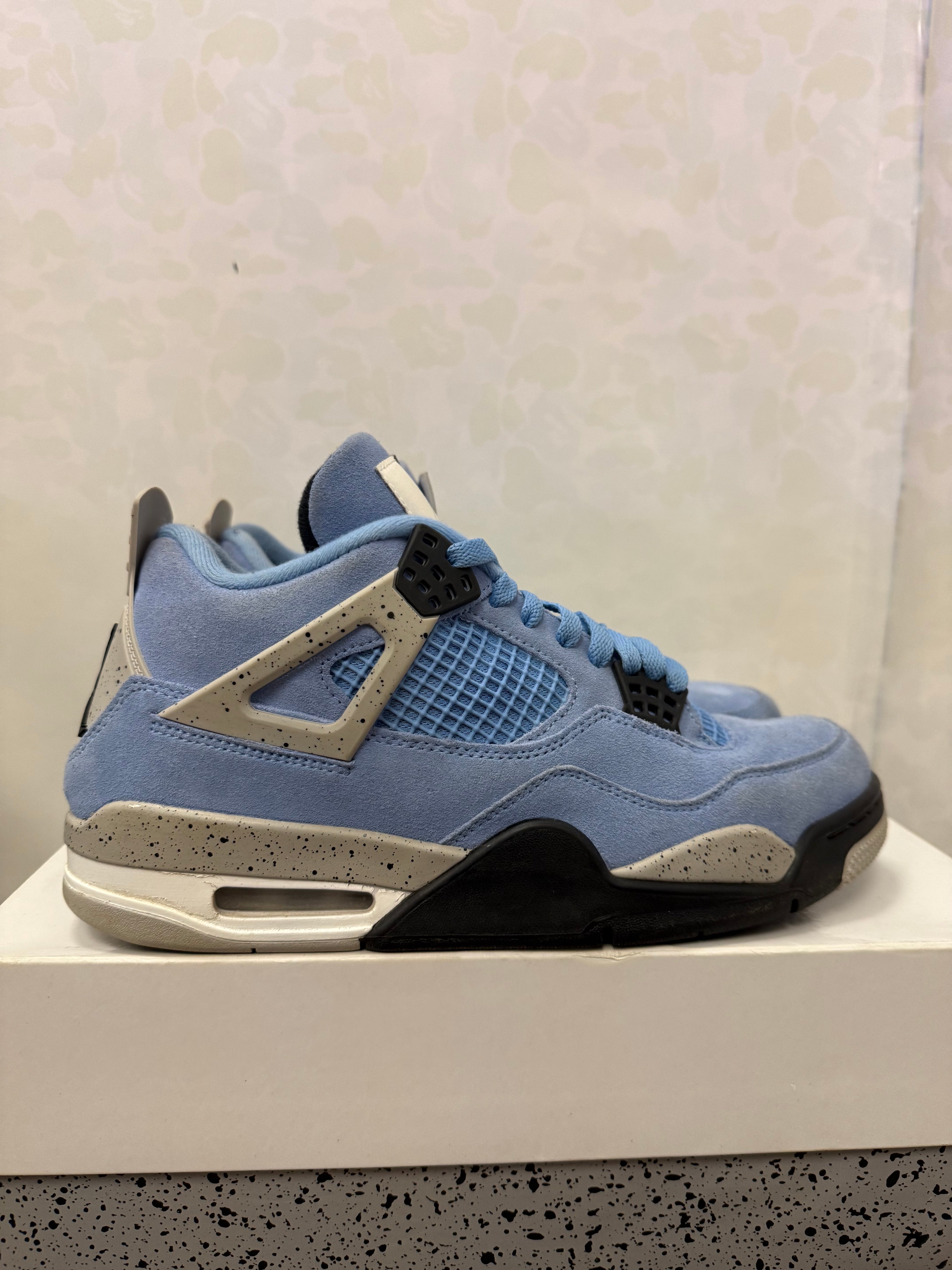 Jordan 4 “University Blue” Size 9 Preowned