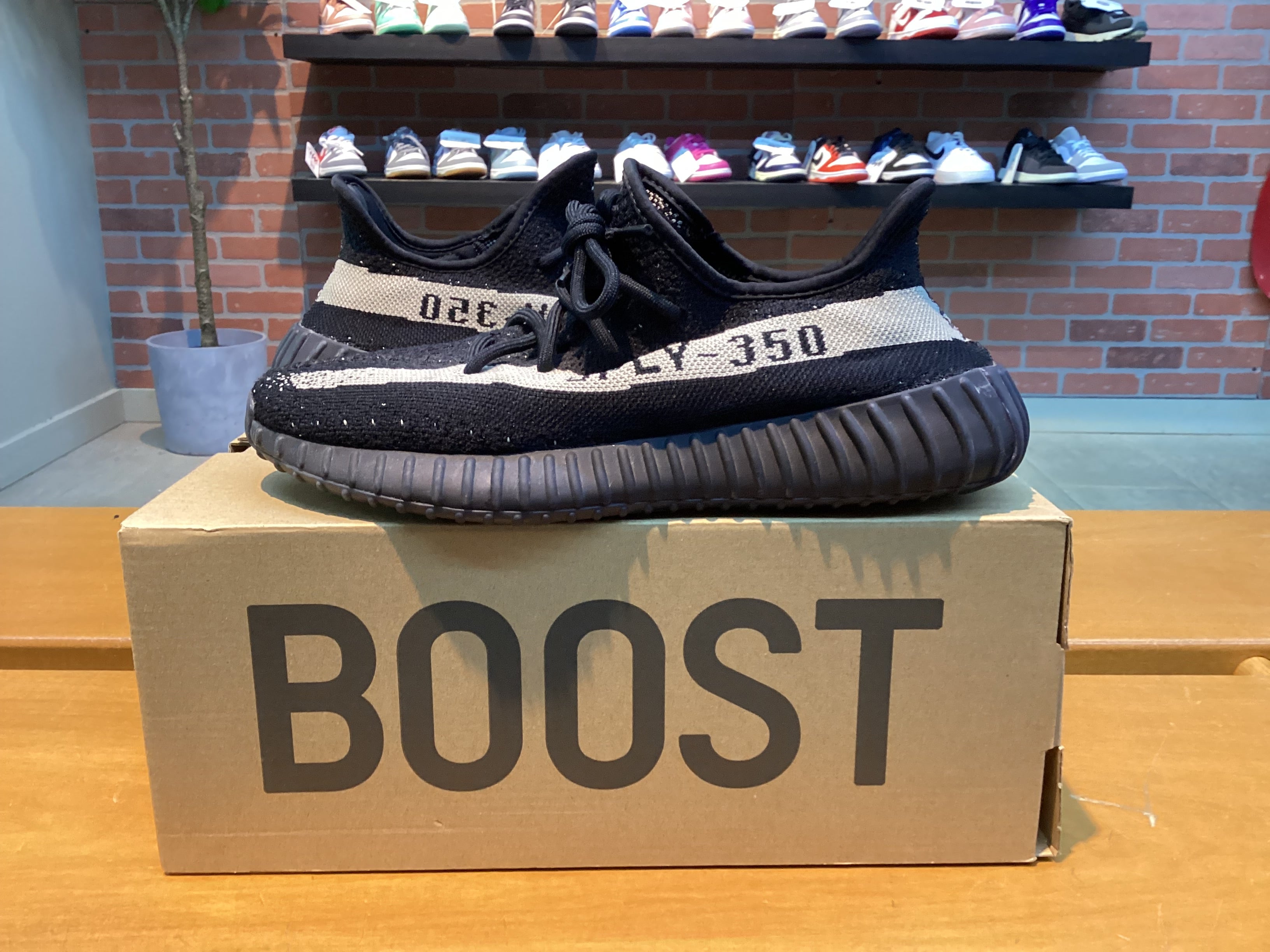 Yeezy 350 v2 Core Black size 9.5 Preowned