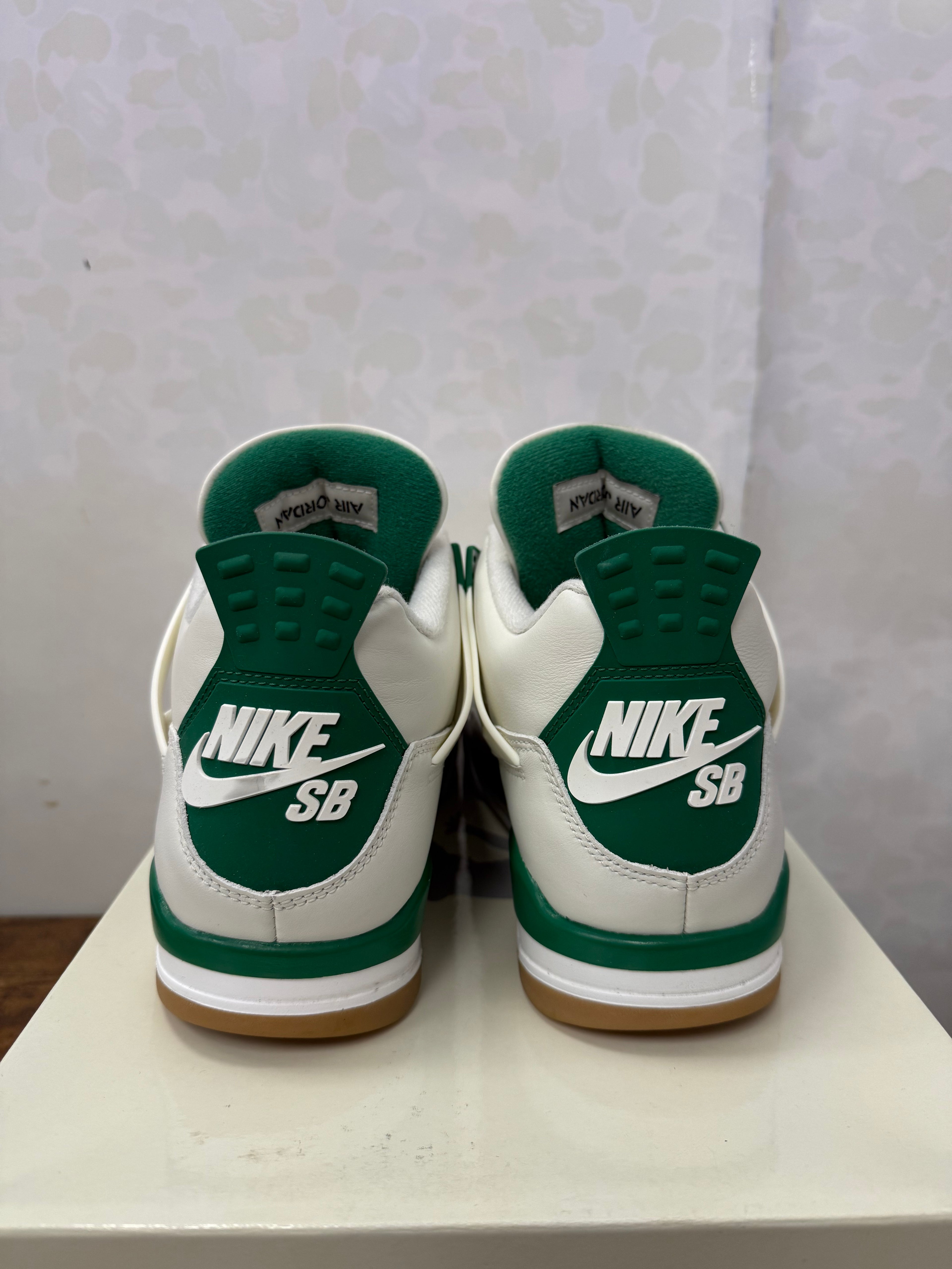 Jordan 4 SB “ Pine Green” Size 9.5 Preowned