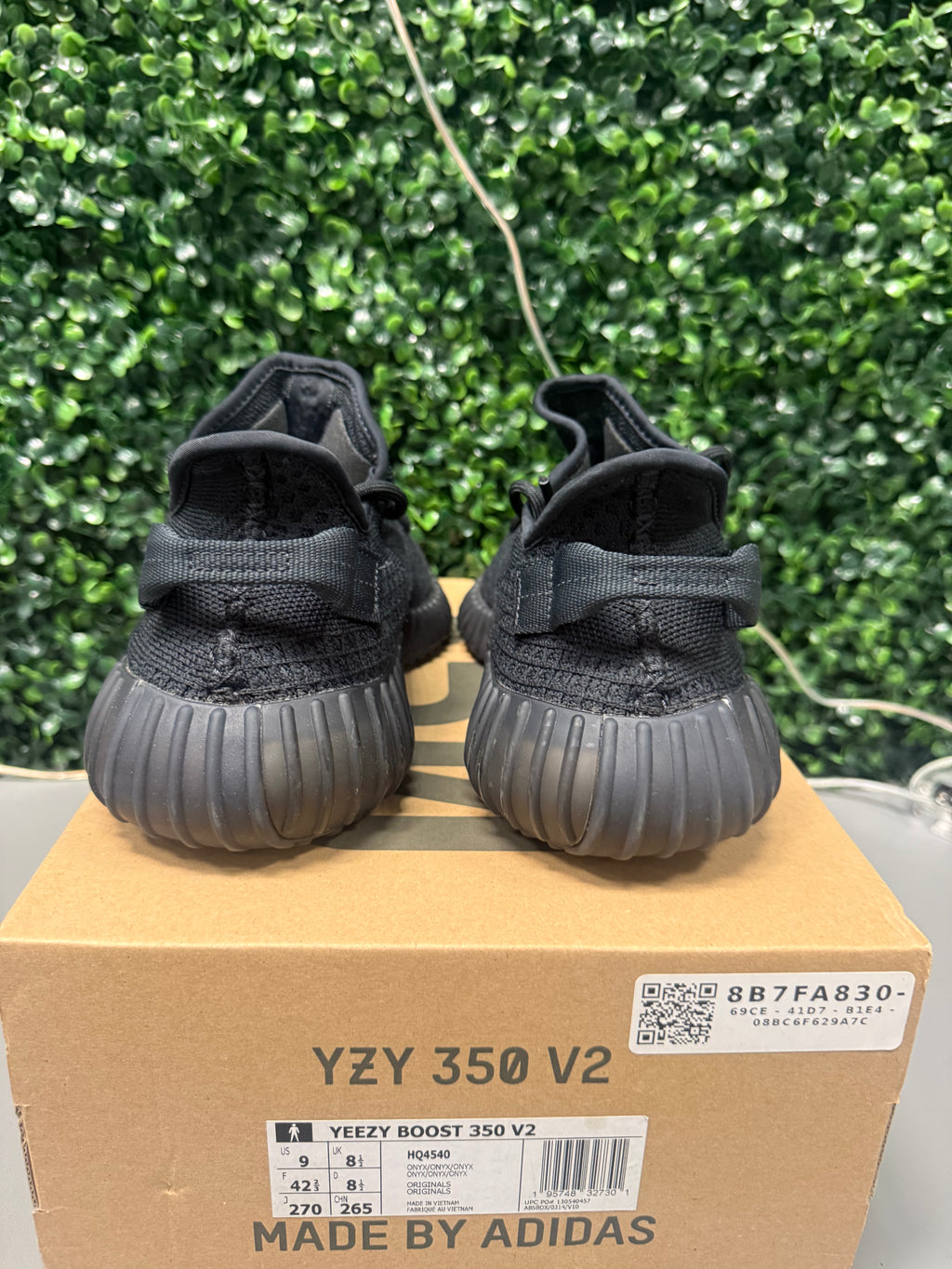 Yeezy 350 V2 "Onyx" Size 9 Preowned