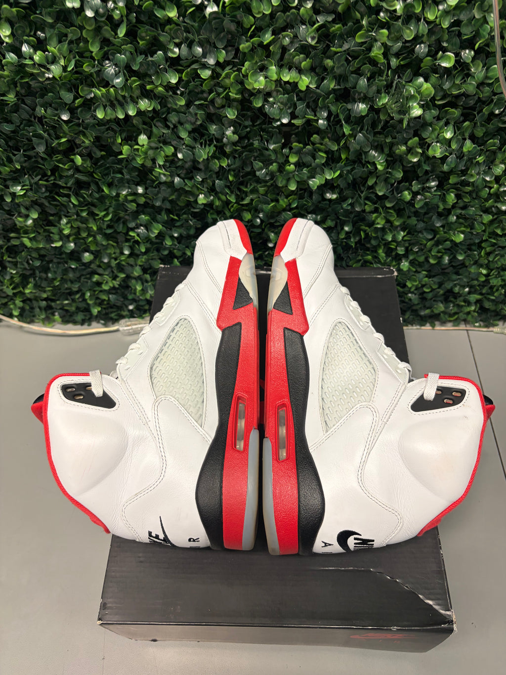 Jordan 5 Retro "Fire Red Black Tongue" (2025) Size 13 Preowned