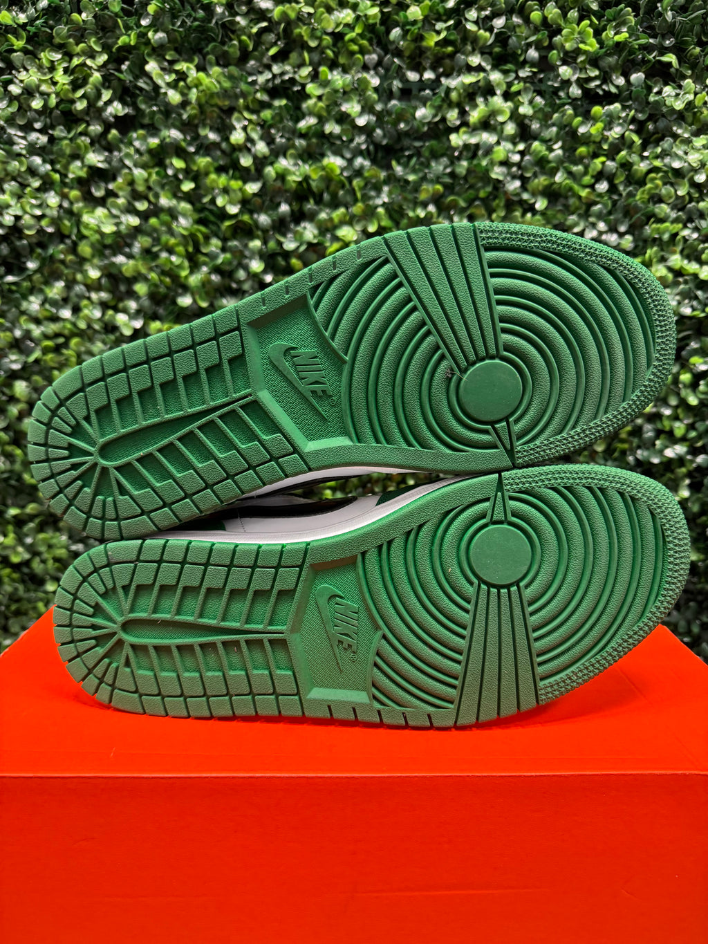 Jordan 1 Low "Pine Green" Size 11 Preowned