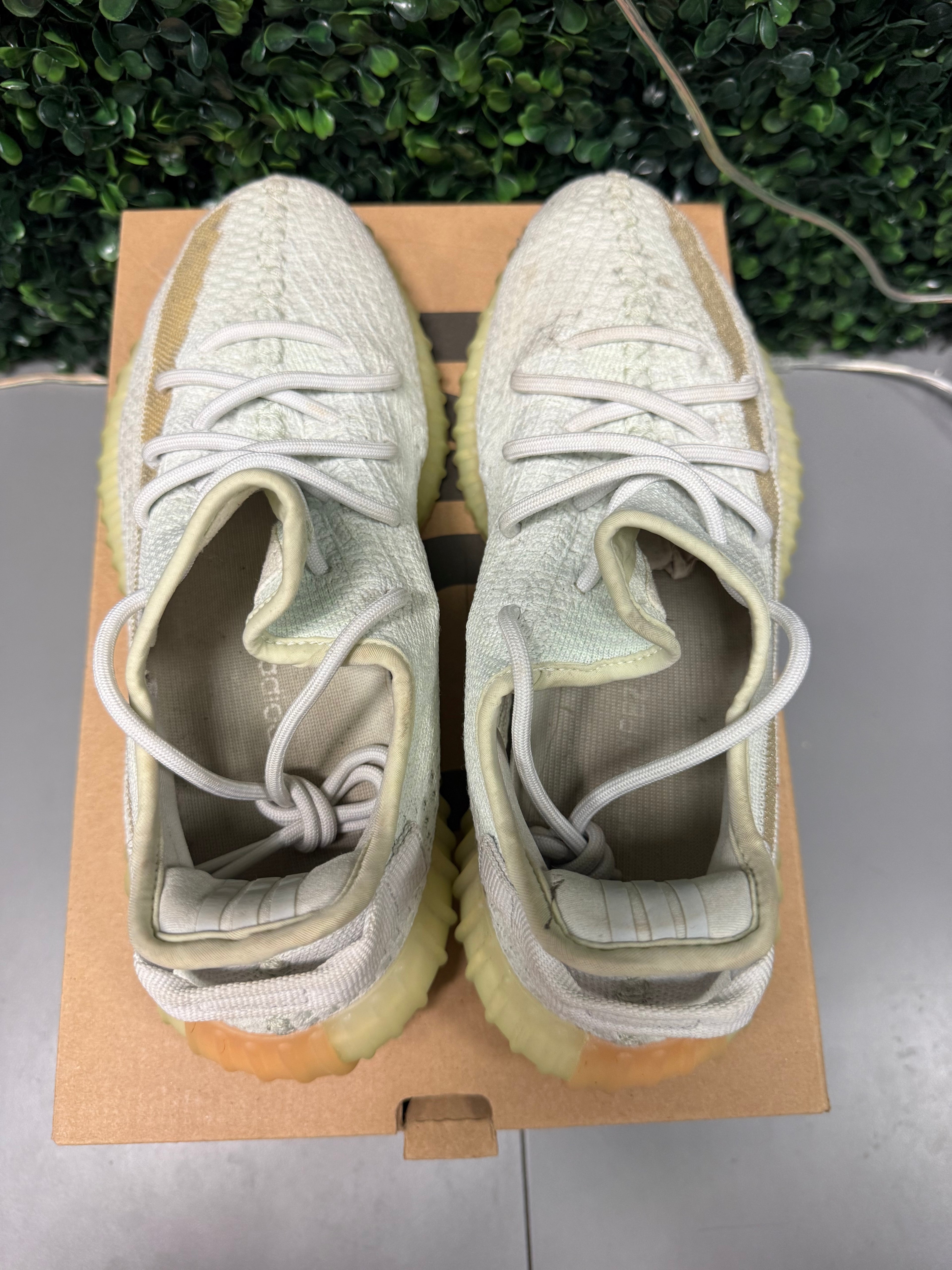 Yeezy 350 V2 "Hyperspace" Size 9.5 Preowned