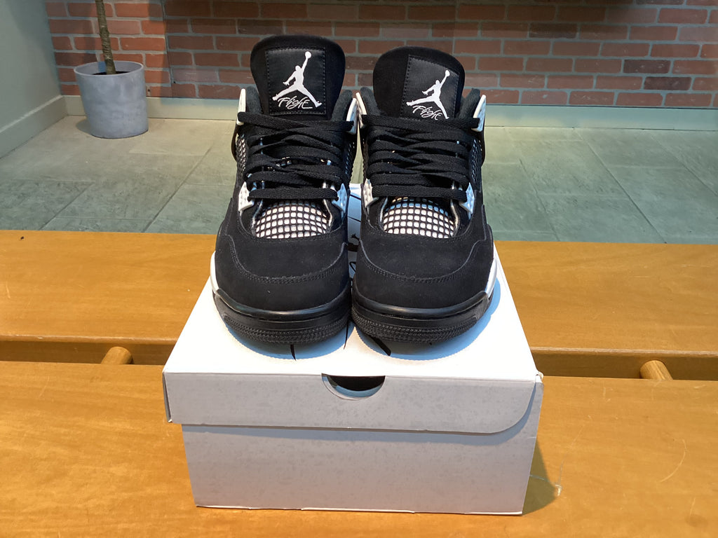 Jordan 4 White Thunder size 9 Preowned