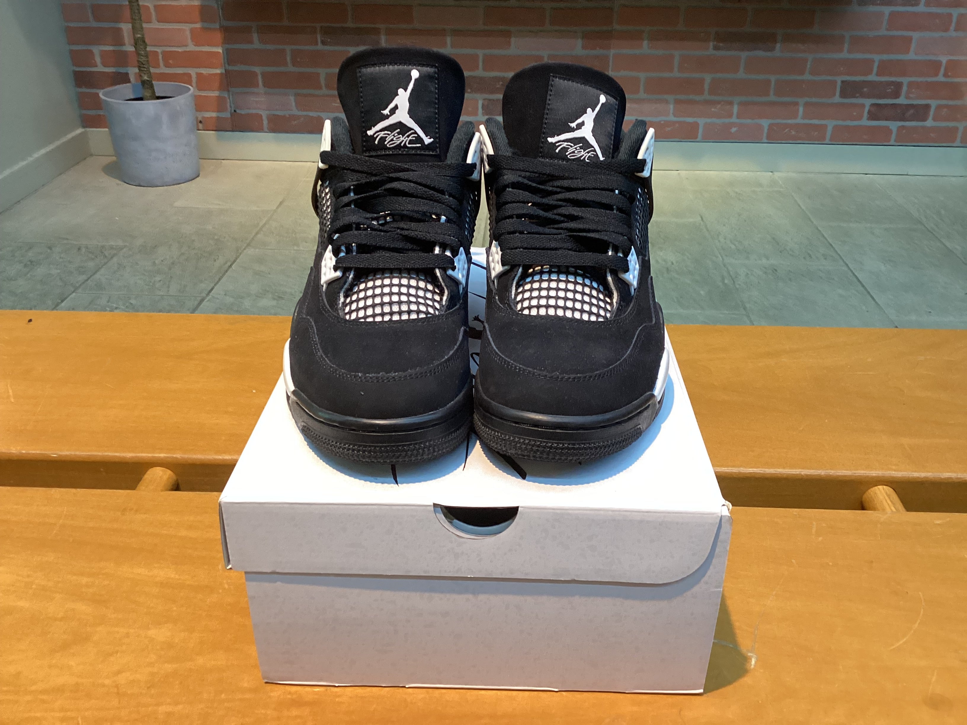 Jordan 4 White Thunder size 9 Preowned