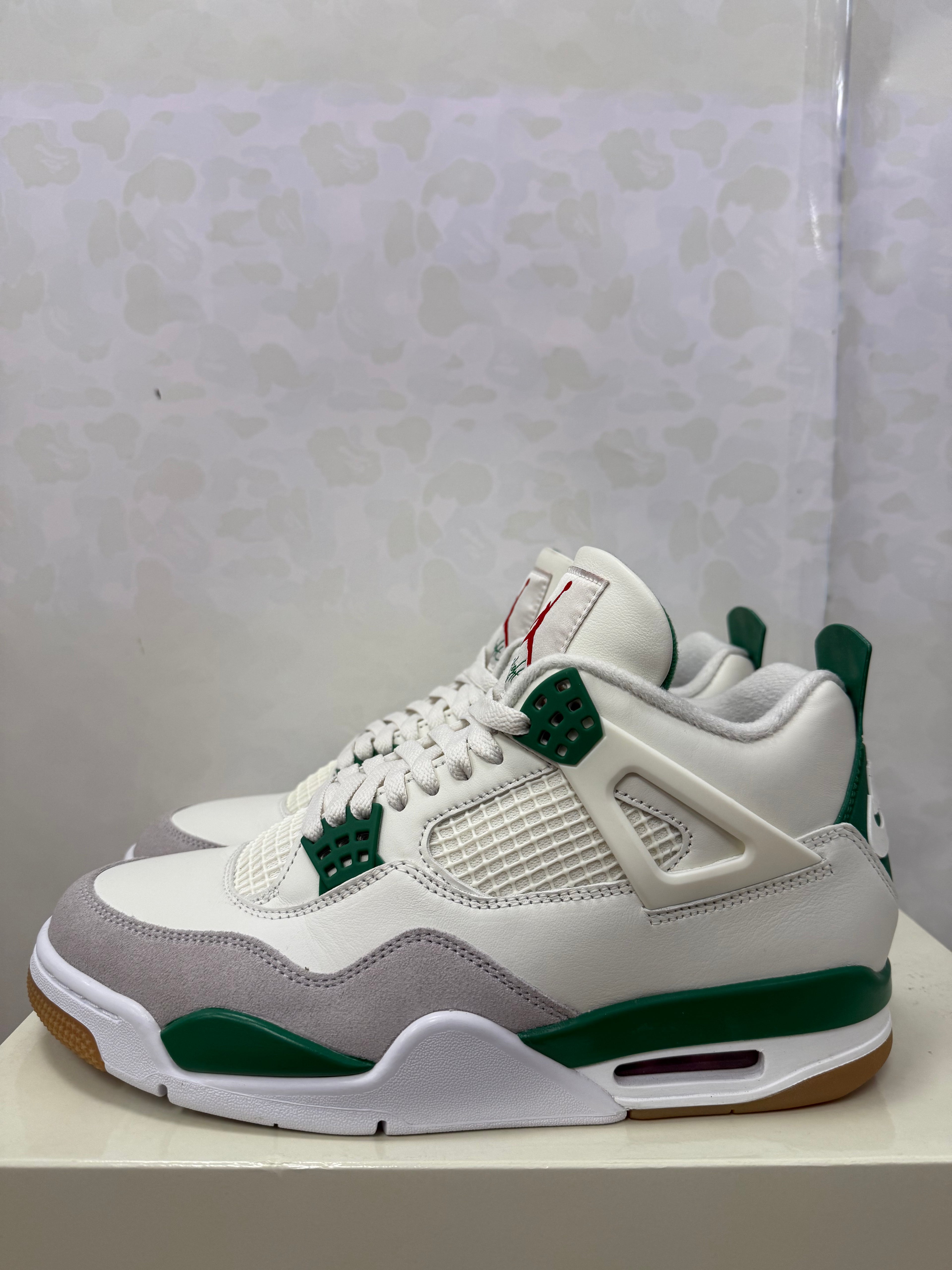 Jordan 4 SB “ Pine Green” Size 9.5 Preowned