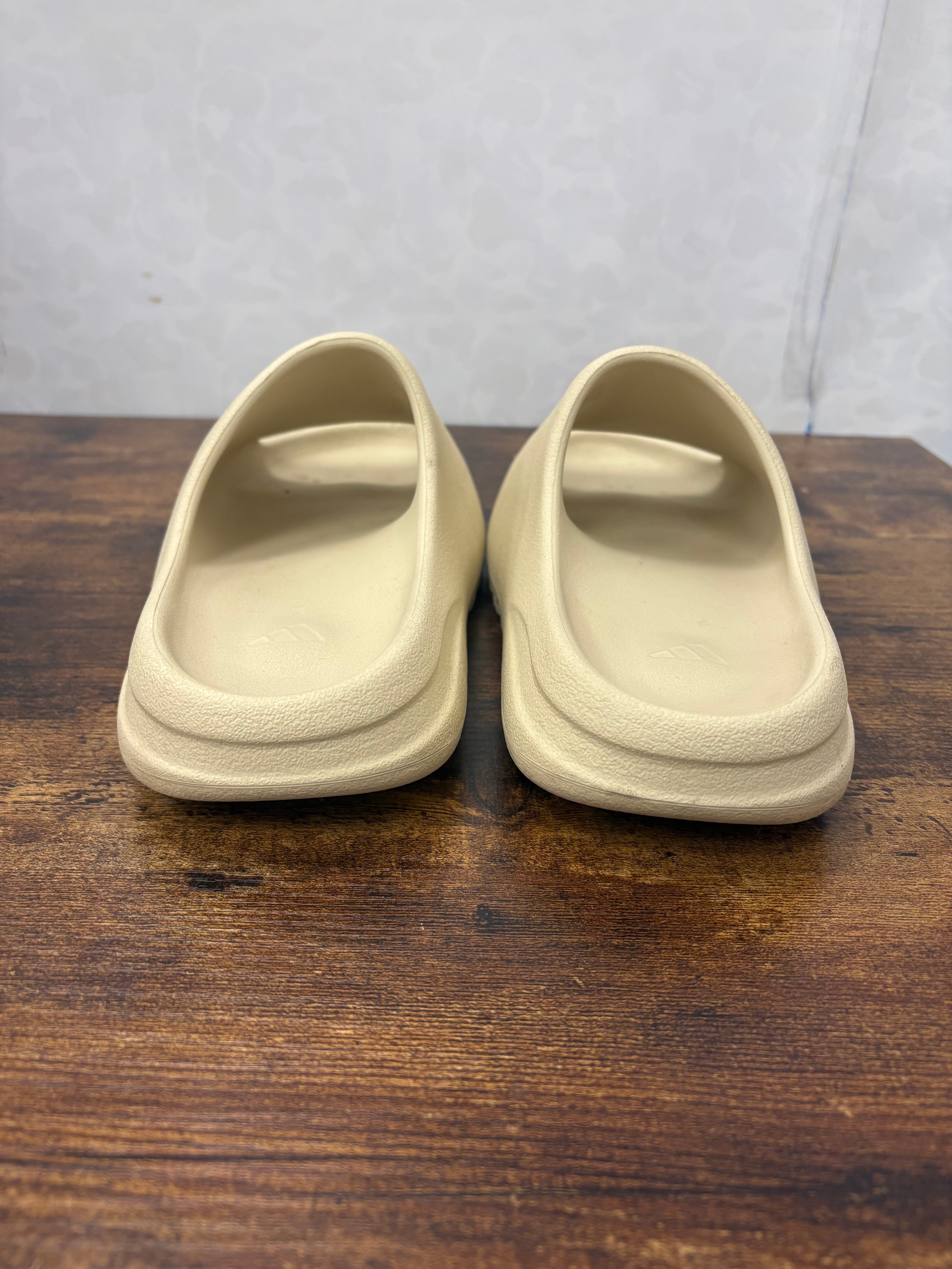 Yeezy Slide “Bone” Preowned Size 7M