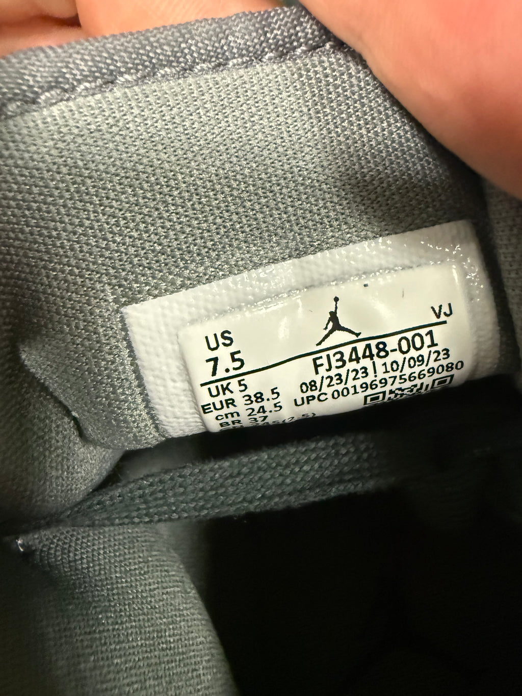Jordan 1 Mid "Smoke Grey" Size 7.5W / 6Y Preowned