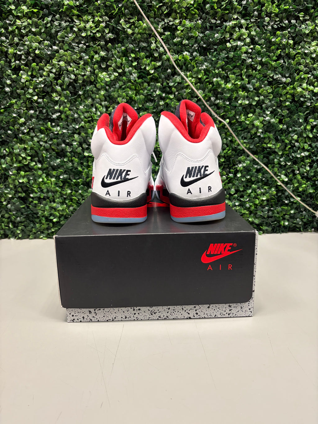 Jordan 5 Retro "Fire Red Black Tongue" (2025) Size 13 Preowned