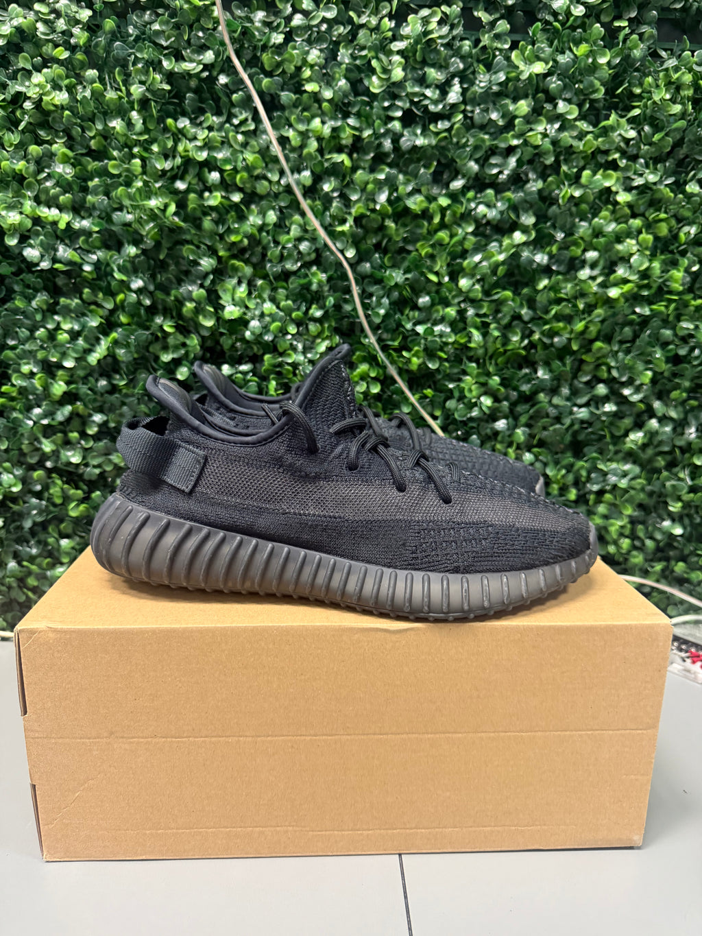 Yeezy 350 V2 "Onyx" Size 9 Preowned