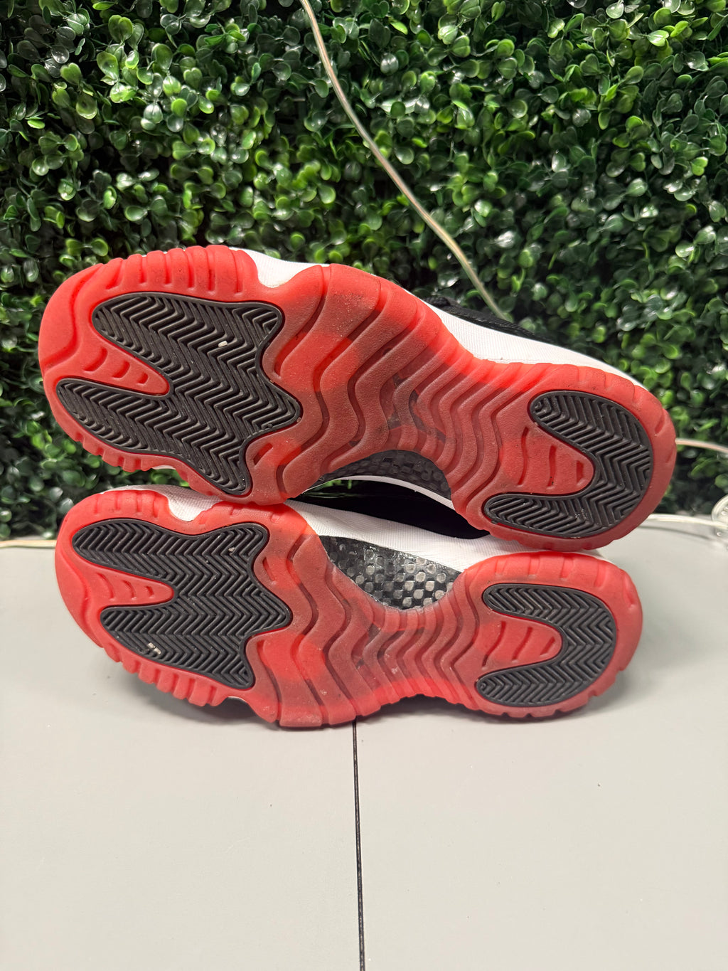 Jordan 11 Retro Low "Bred" Size 8.5 Preowned