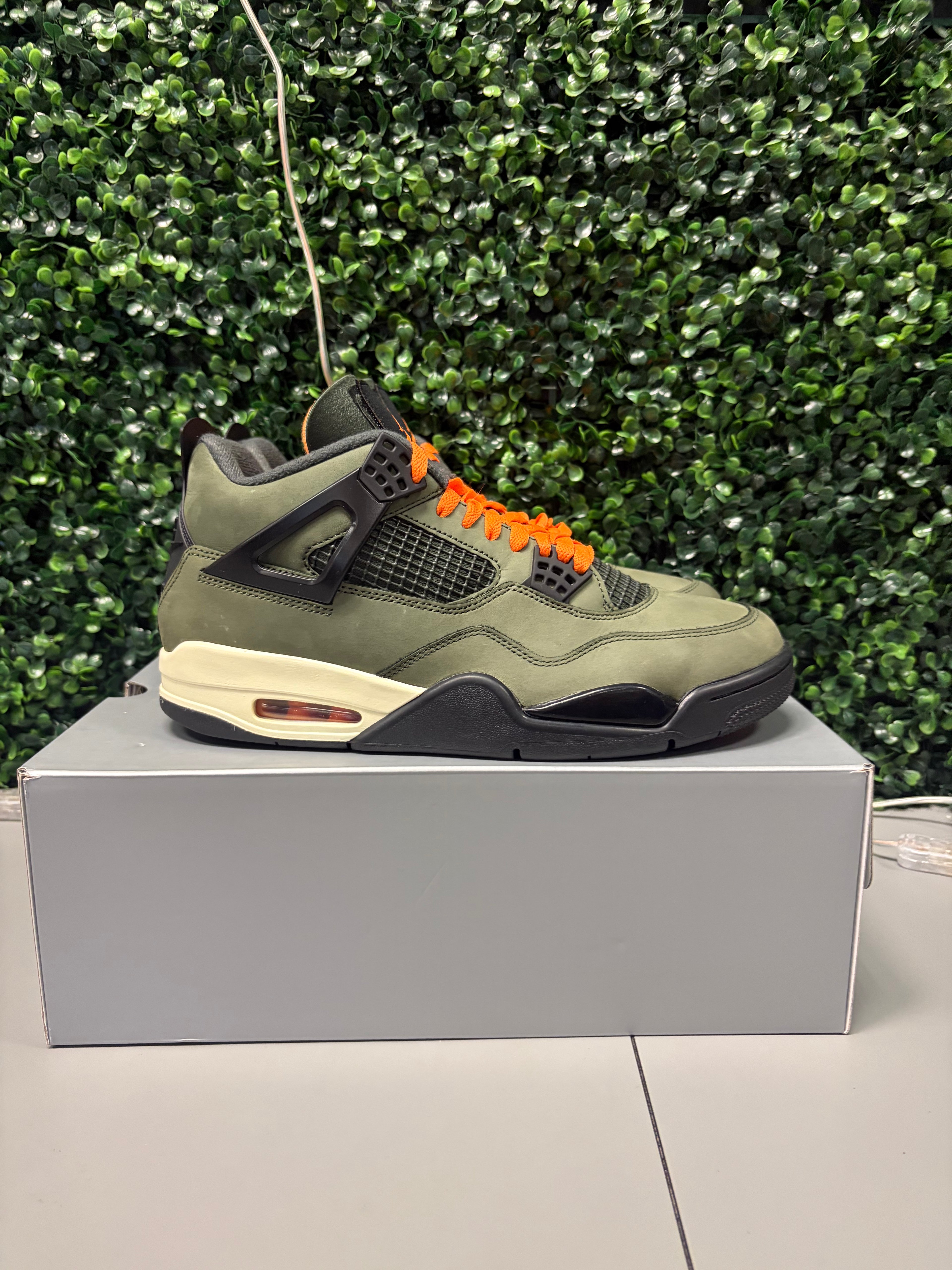 Jordan 4 Retro OG "Undefeated" (2025) Size 10.5 Preowned