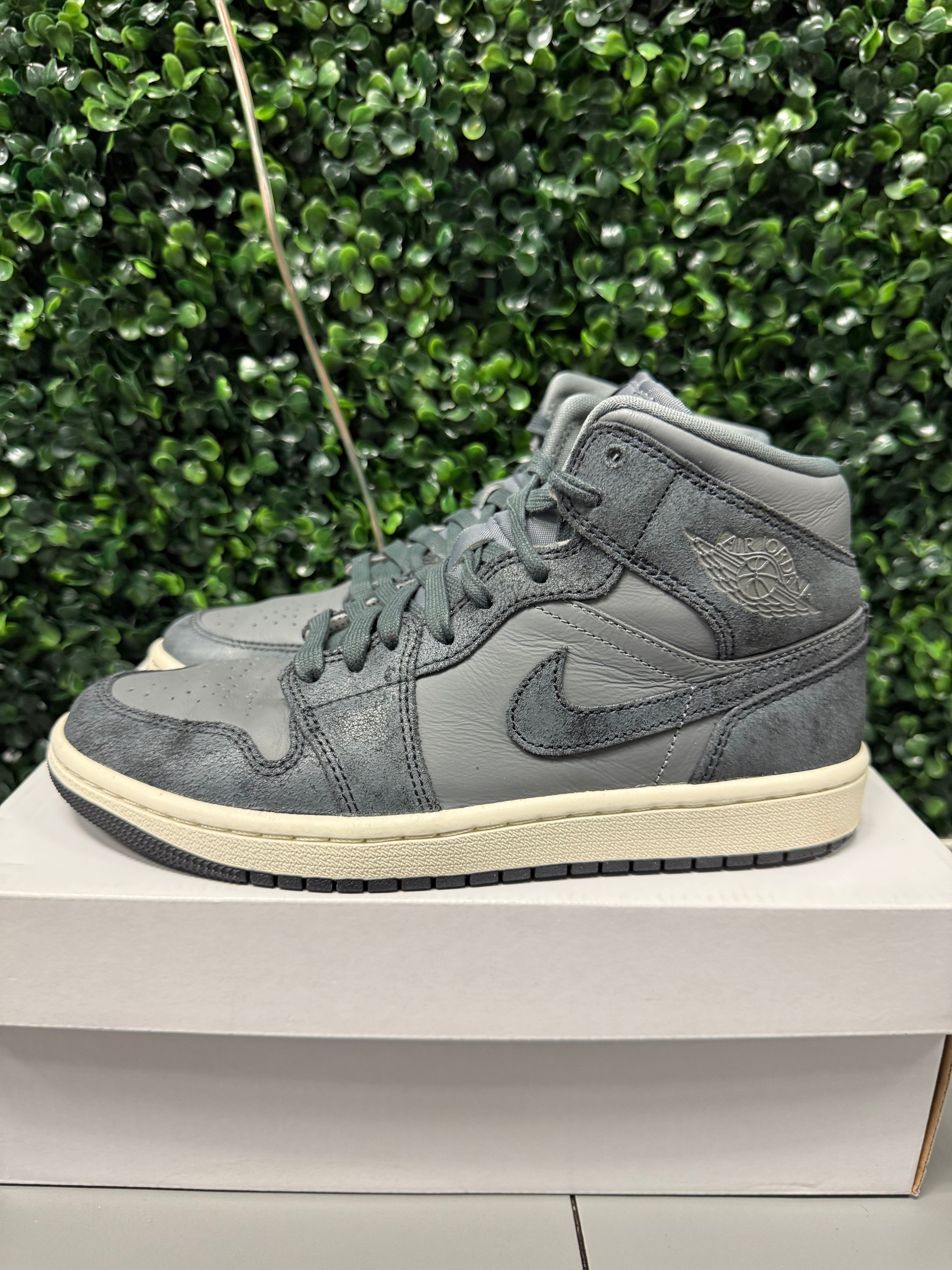 Jordan 1 Mid "Smoke Grey" Size 7.5W / 6Y Preowned