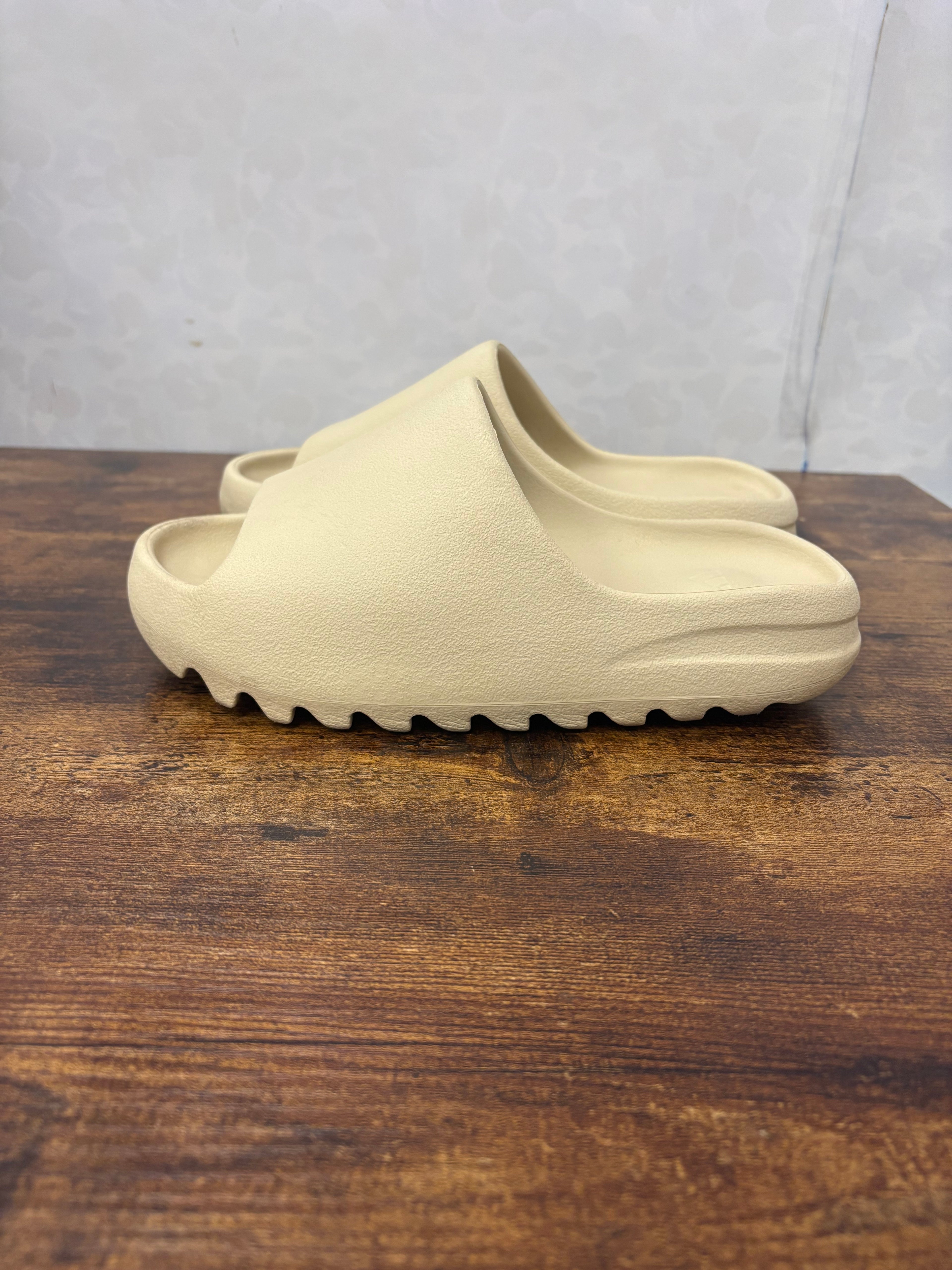 Yeezy Slide “Bone” Preowned Size 7M