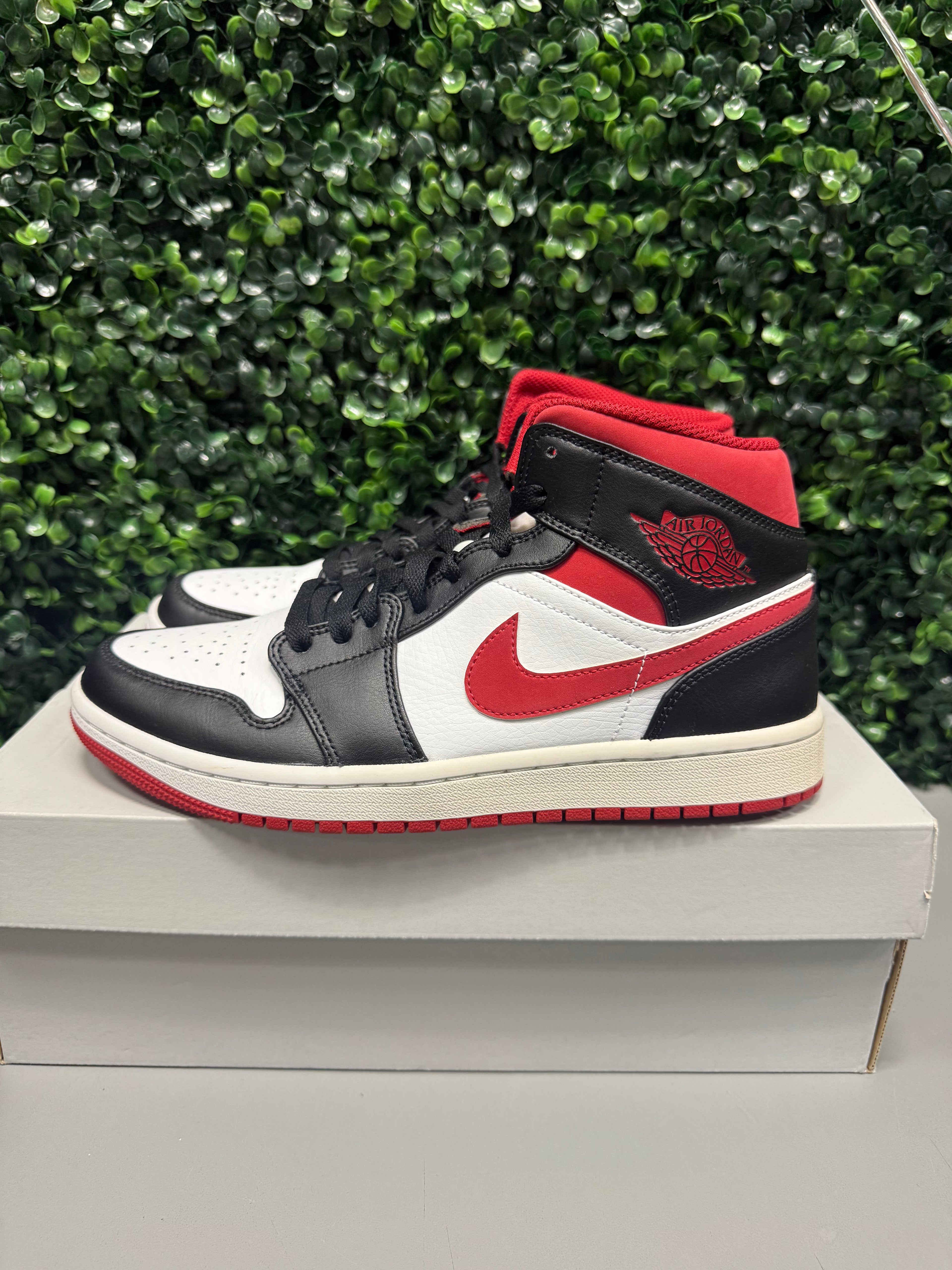 Jordan 1 Mid “Gym Red” Size 7.5 Preowned