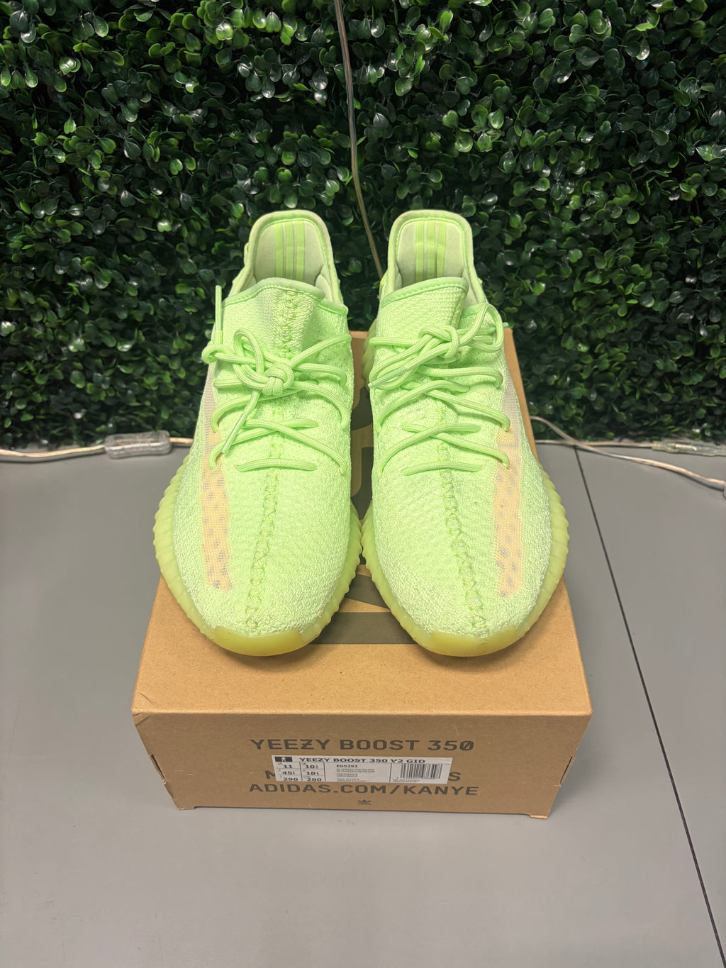Adidas Yeezy Boost 350 V2 "Glow" Size 11 Preowned