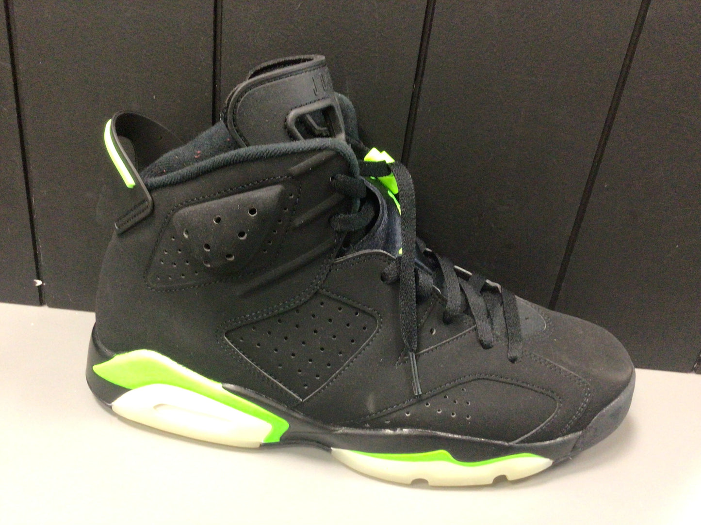 Jordan 6 "Electric Green" Size 11 Preowned