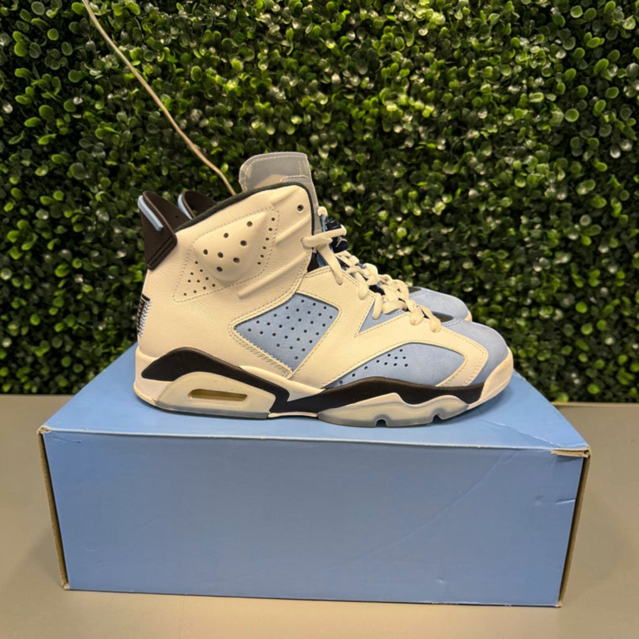 Jordan 6 "UNC" Size 9 Preowned