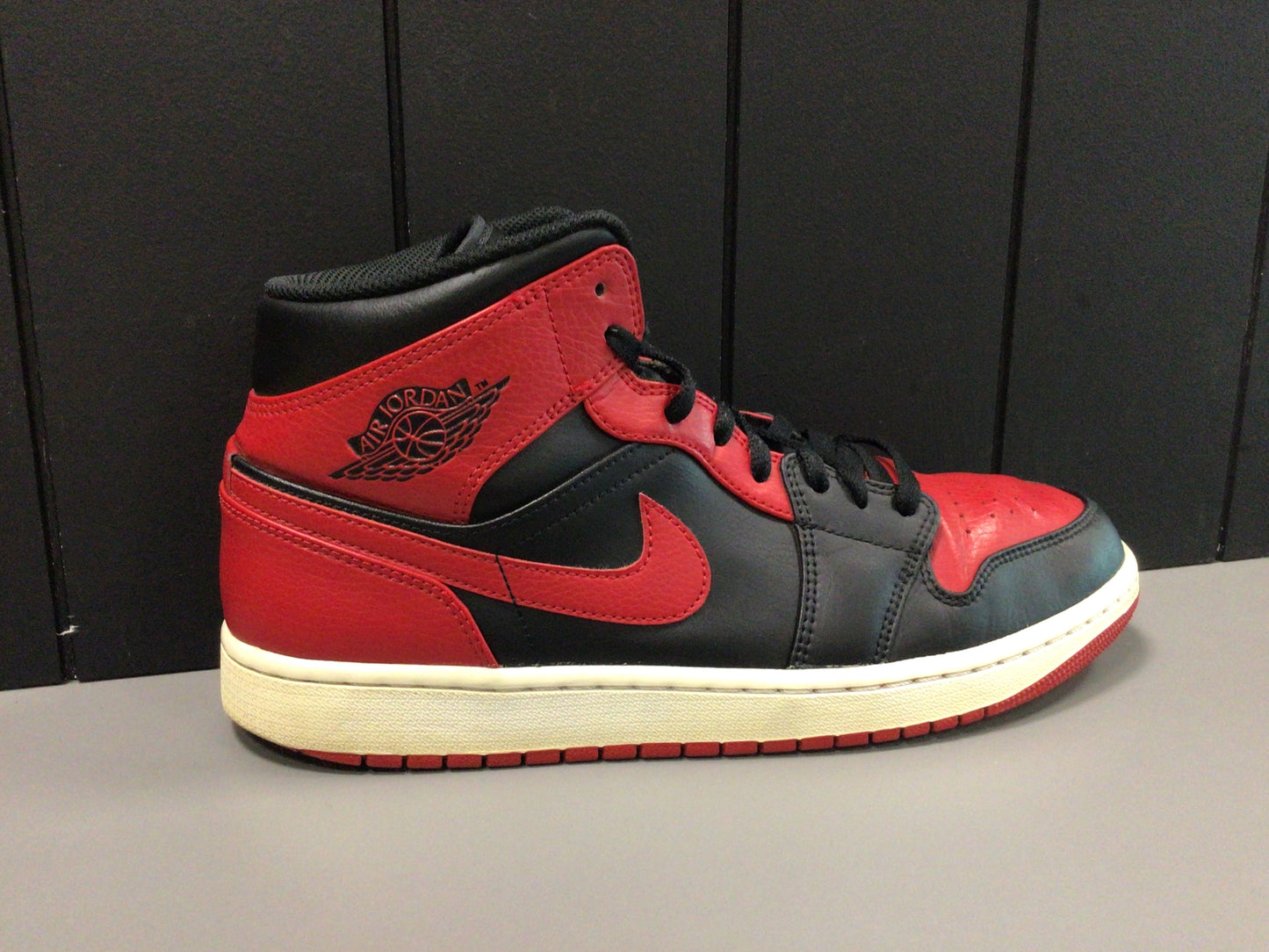 Jordan 1 Mid “Banned” Size 10.5 Preowned