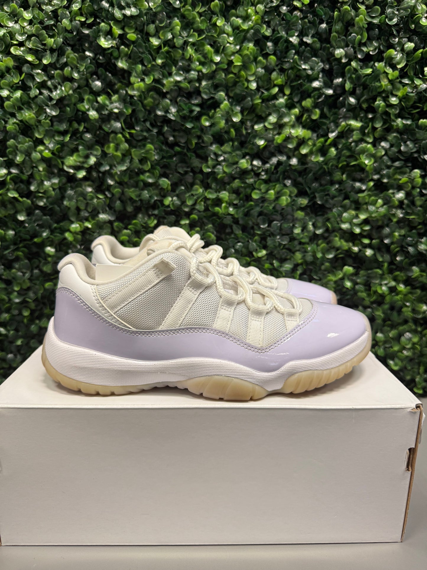 Jordan 11 Low "Pure Violet" Size 6.5Y / 8W Preowned