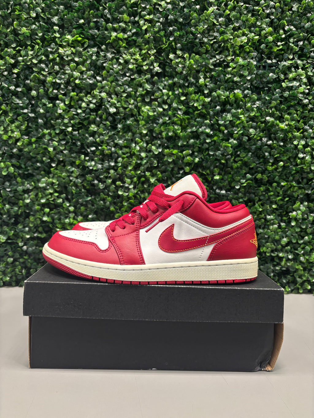 Jordan 1 Low "Cardinal" Size 10 Preowned