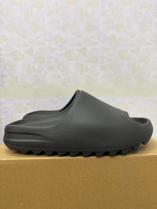 Yeezy Slide “Onyx” Size 7 Preowned