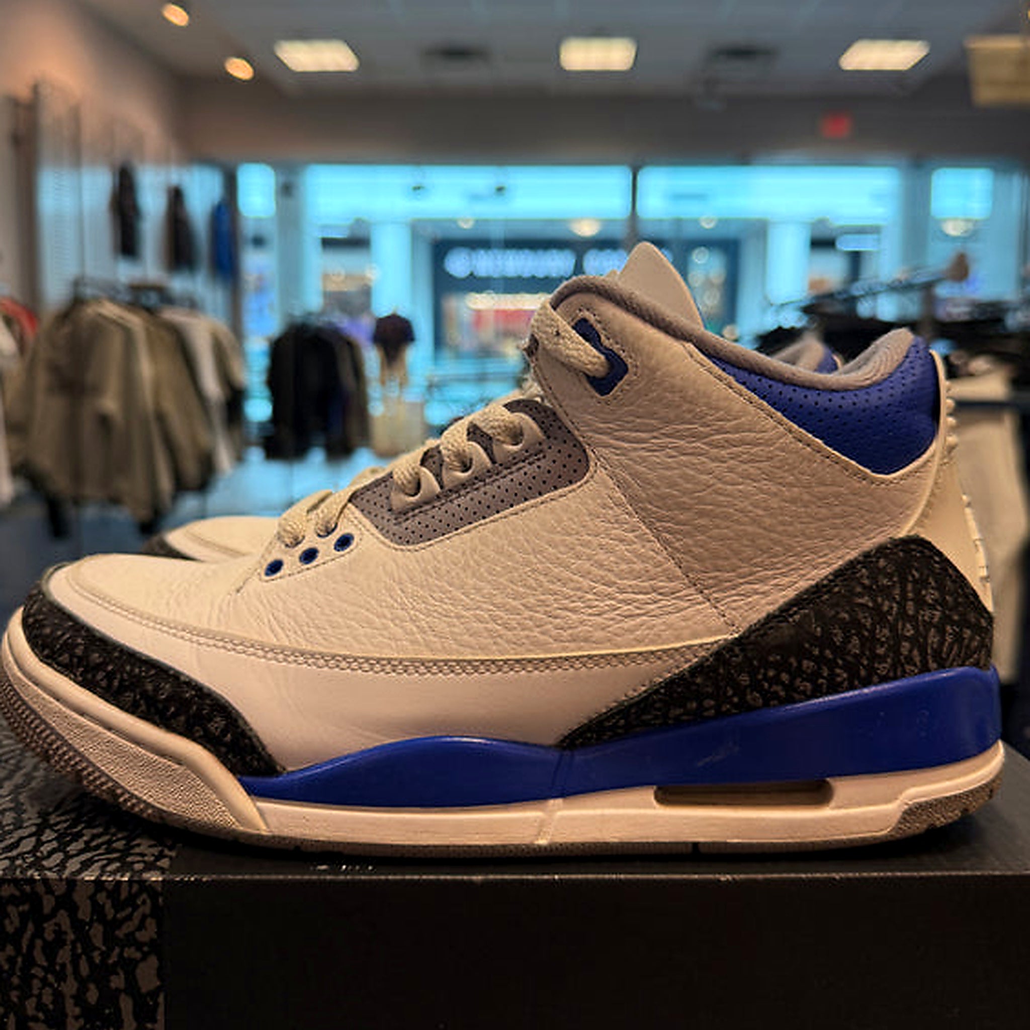 Jordan 3 Retro "Racer Blue" Size 8.5 Preowned