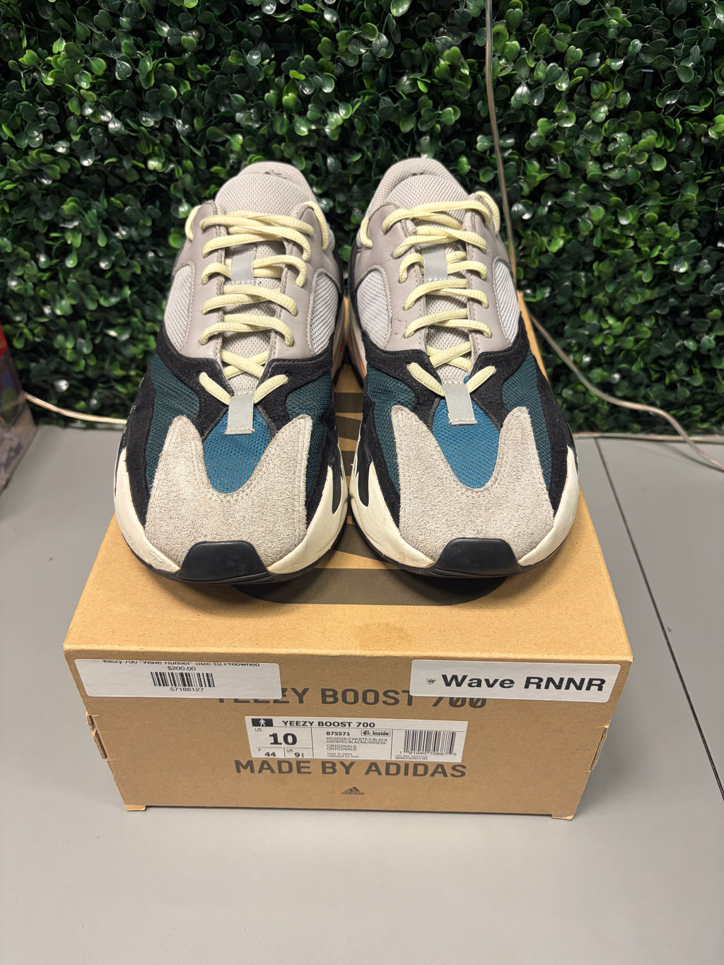 Yeezy Boost 700 "Wave Runner" Size 10 Preowned