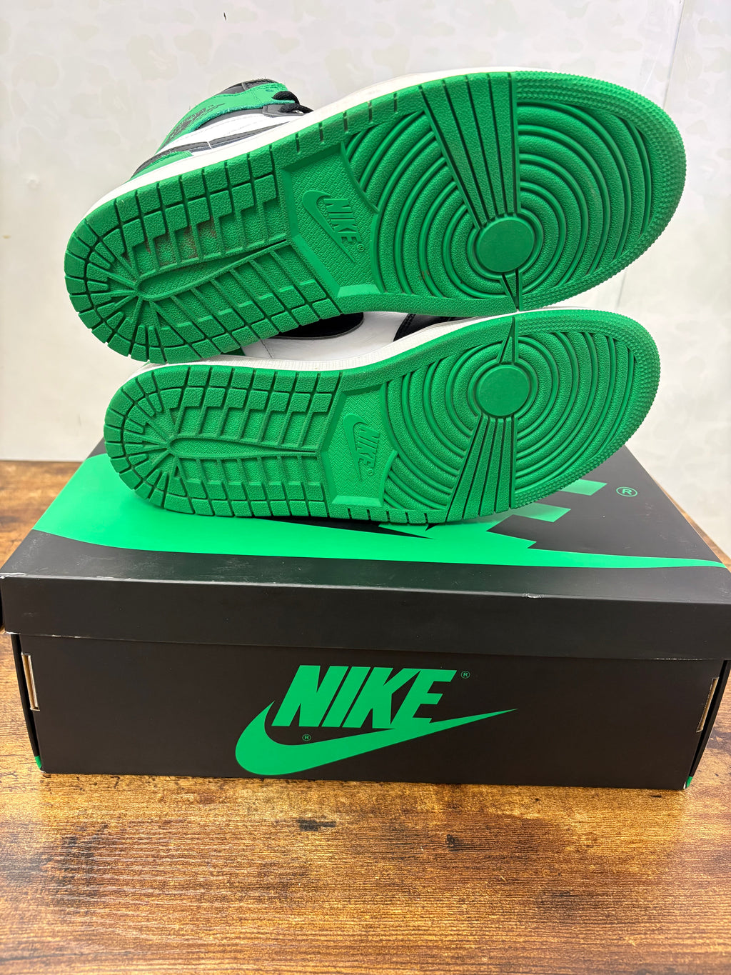 Jordan 1 “Lucky Green” Preowned Size 9