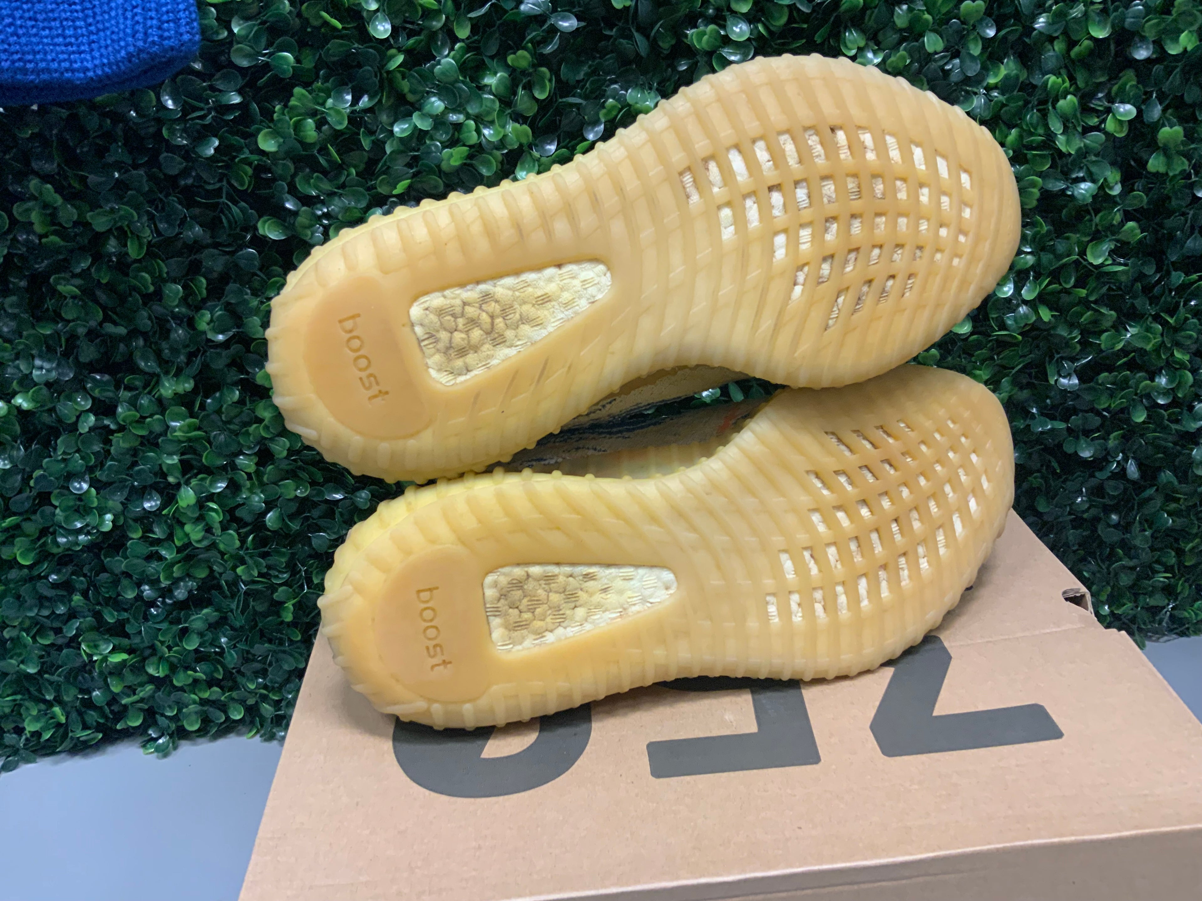 Yeezy 350 V2 "Mx Oat" Size 9 Preowned