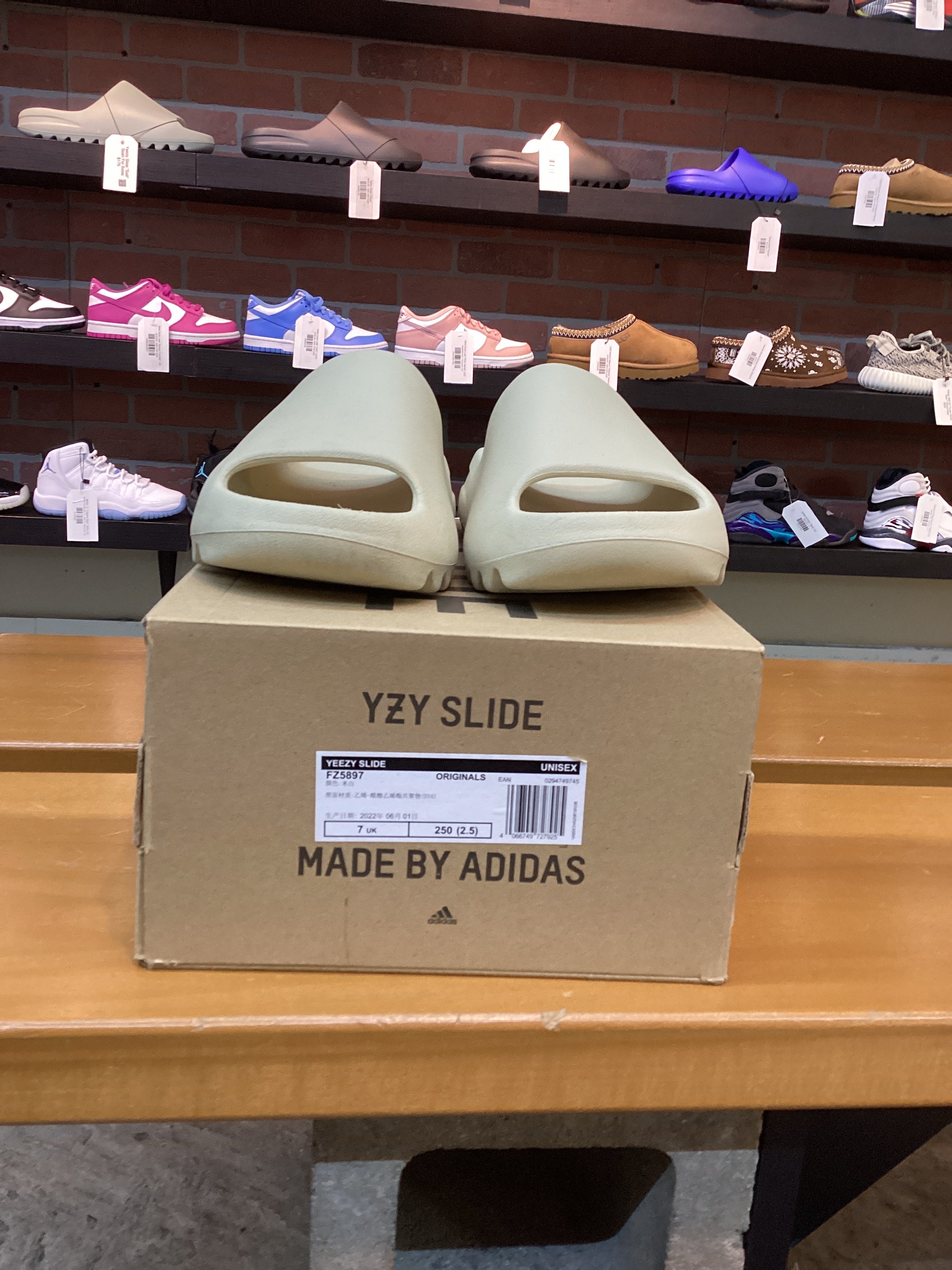 Yeezy Slide “Bone” Size 6 Preowned