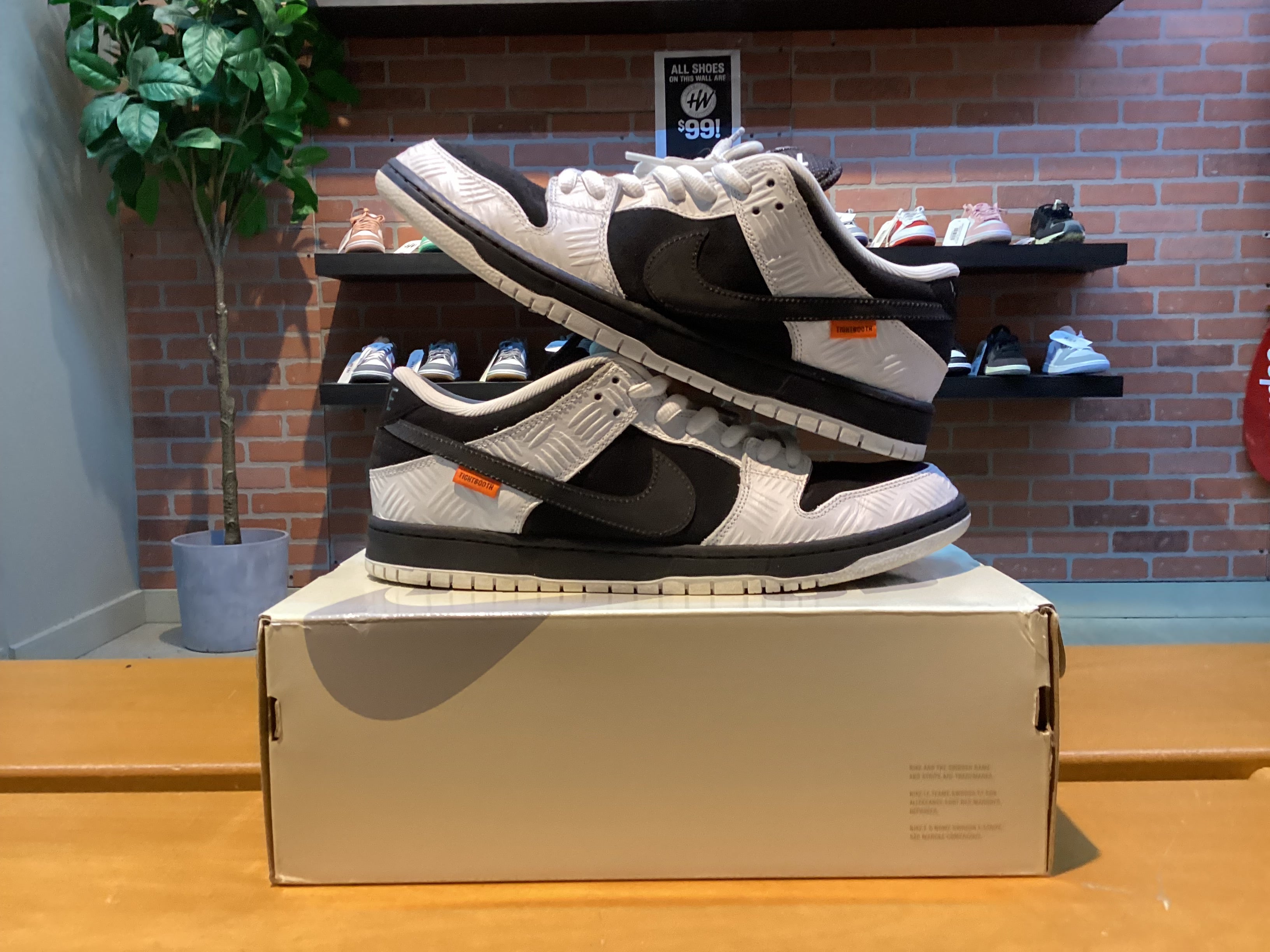Nike SB Dunk Low (Tightbooth) Preowned
