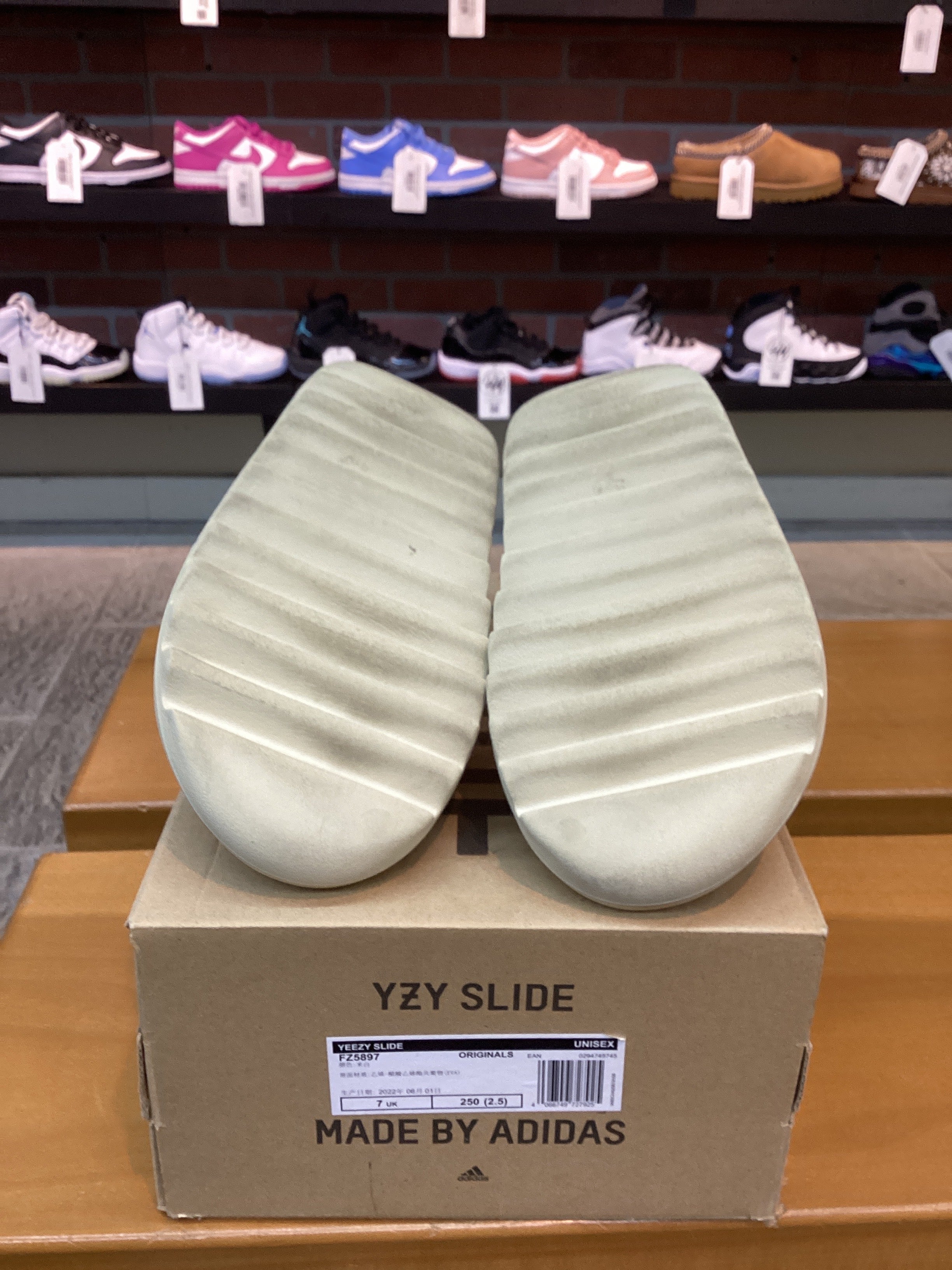 Yeezy Slide “Bone” Size 6 Preowned