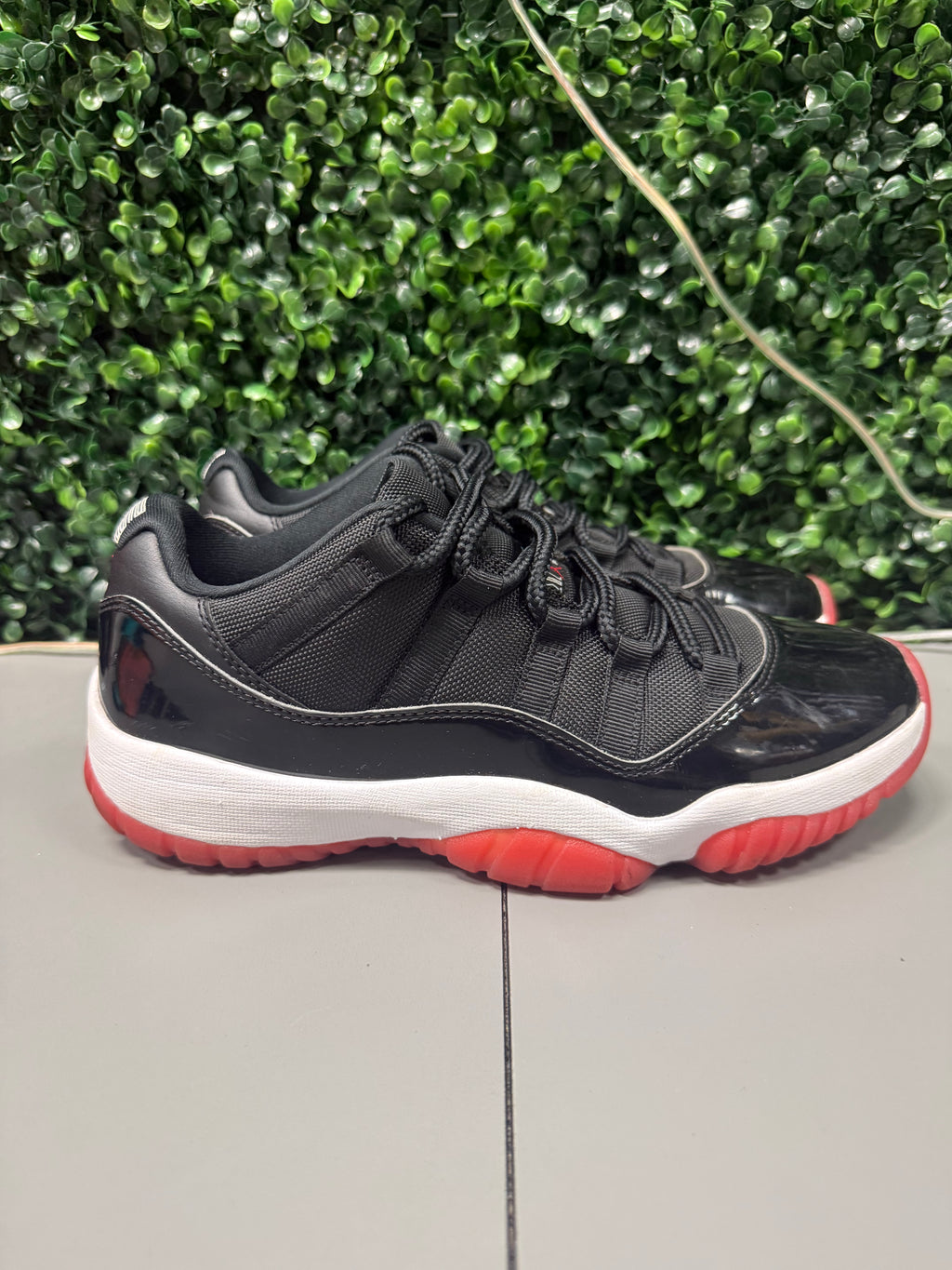 Jordan 11 Retro Low "Bred" Size 8.5 Preowned
