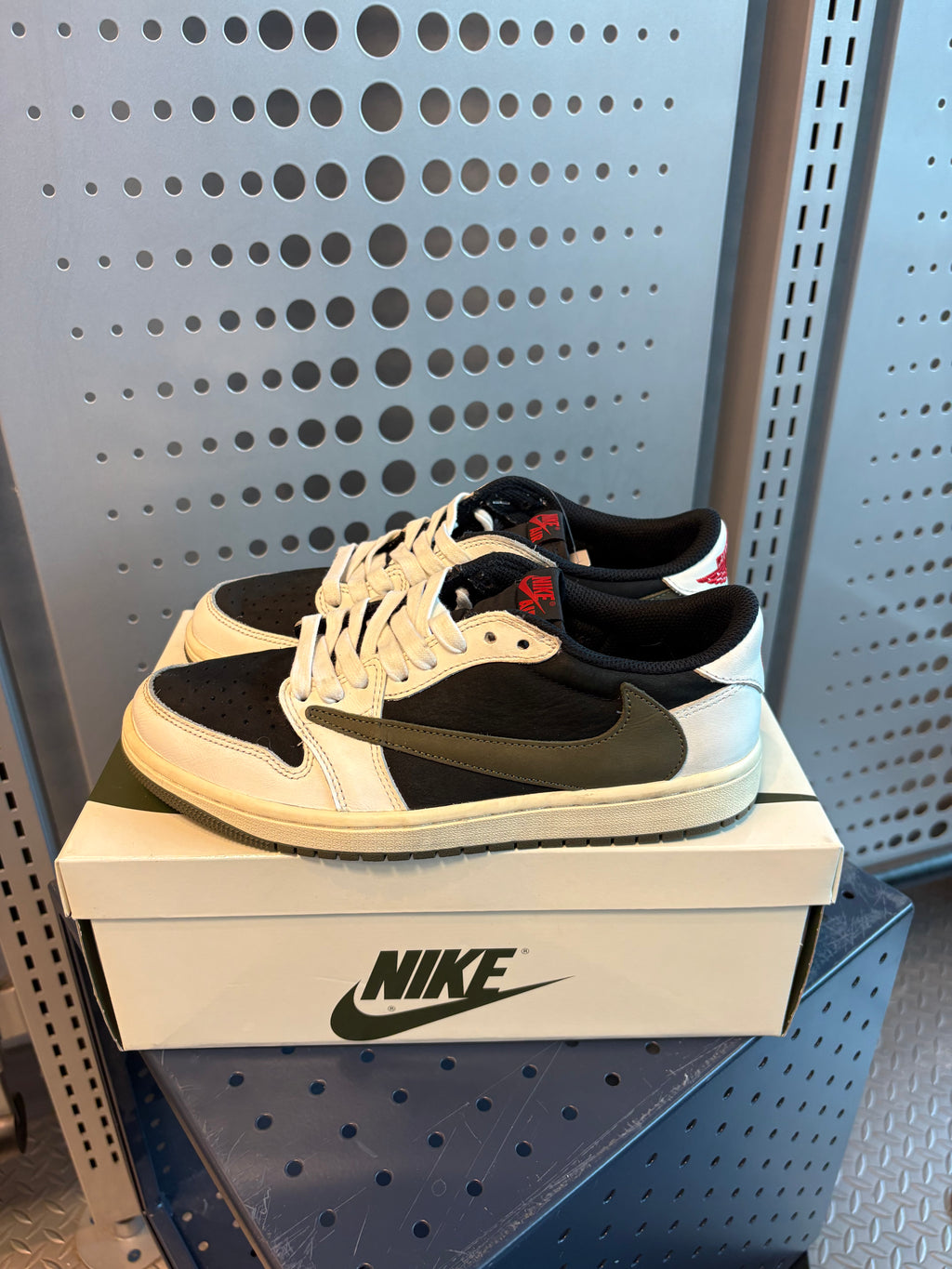 Jordan 1 Low x Travis Scott “Olive” Size 7M/8.5W Preowned