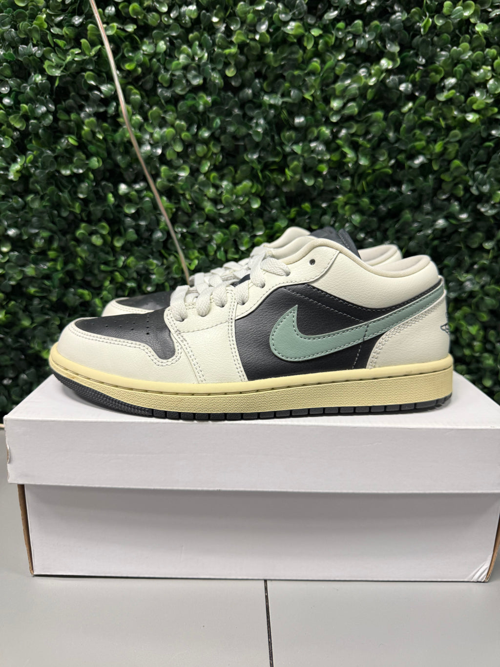 Jordan 1 Low "Jade Smoke" Size 8W / 6.5Y Preowned