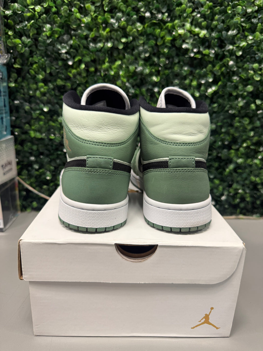 Jordan 1 Mid “Dutch Green” Size 7.5W / 6Y Preowned