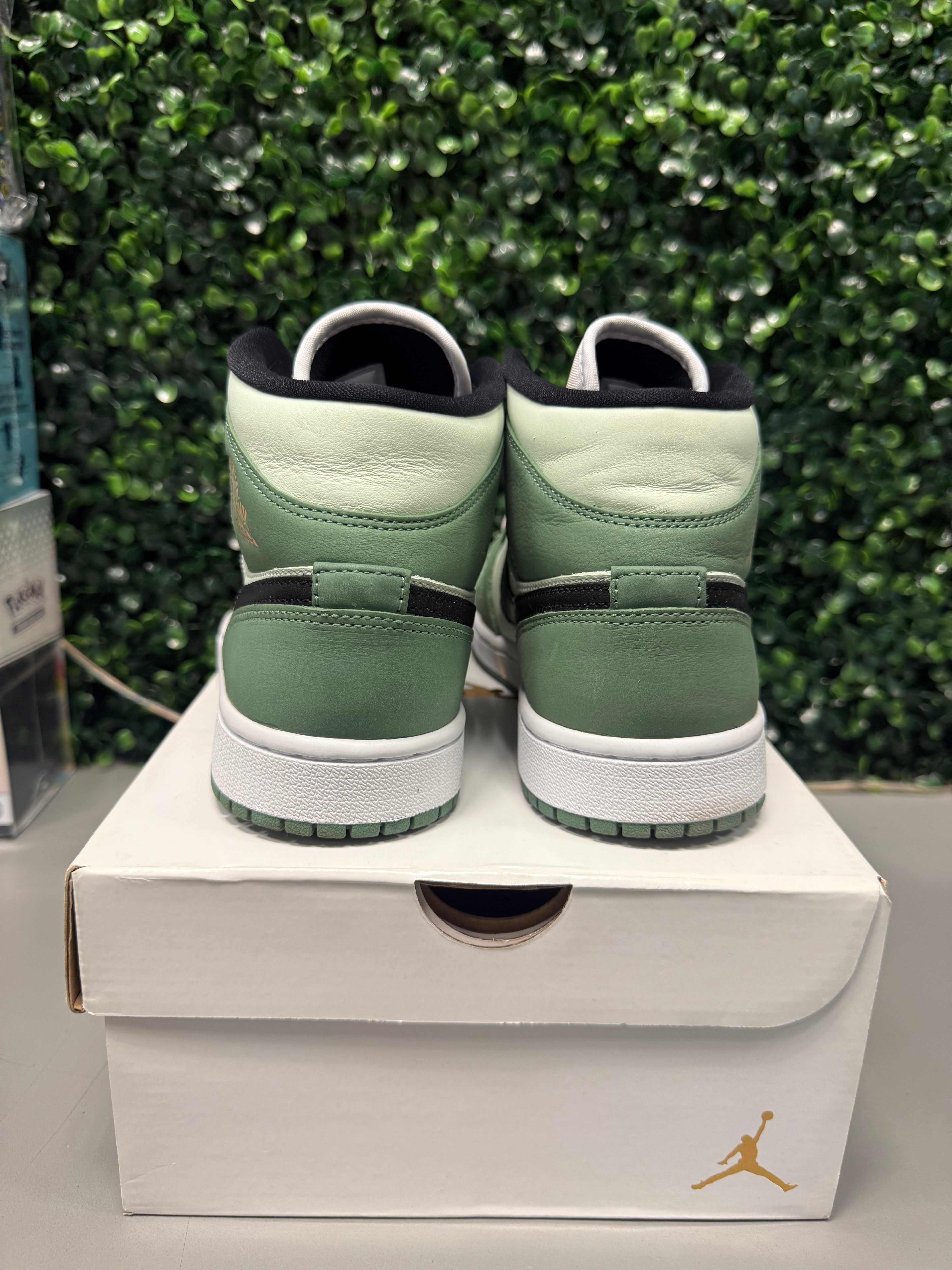 Jordan 1 Mid “Dutch Green” Size 7.5W / 6Y Preowned