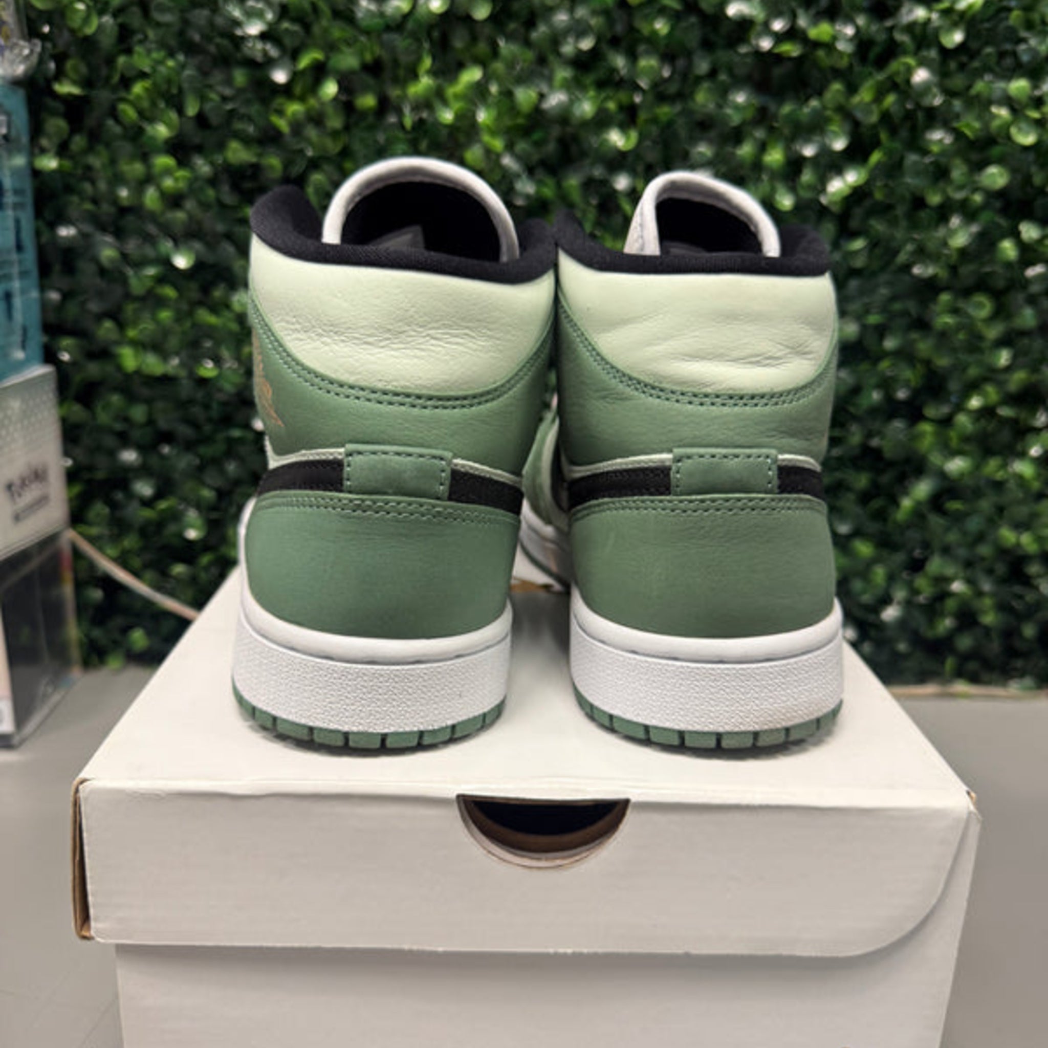 Jordan 1 Mid “Dutch Green” Size 7.5W / 6Y Preowned