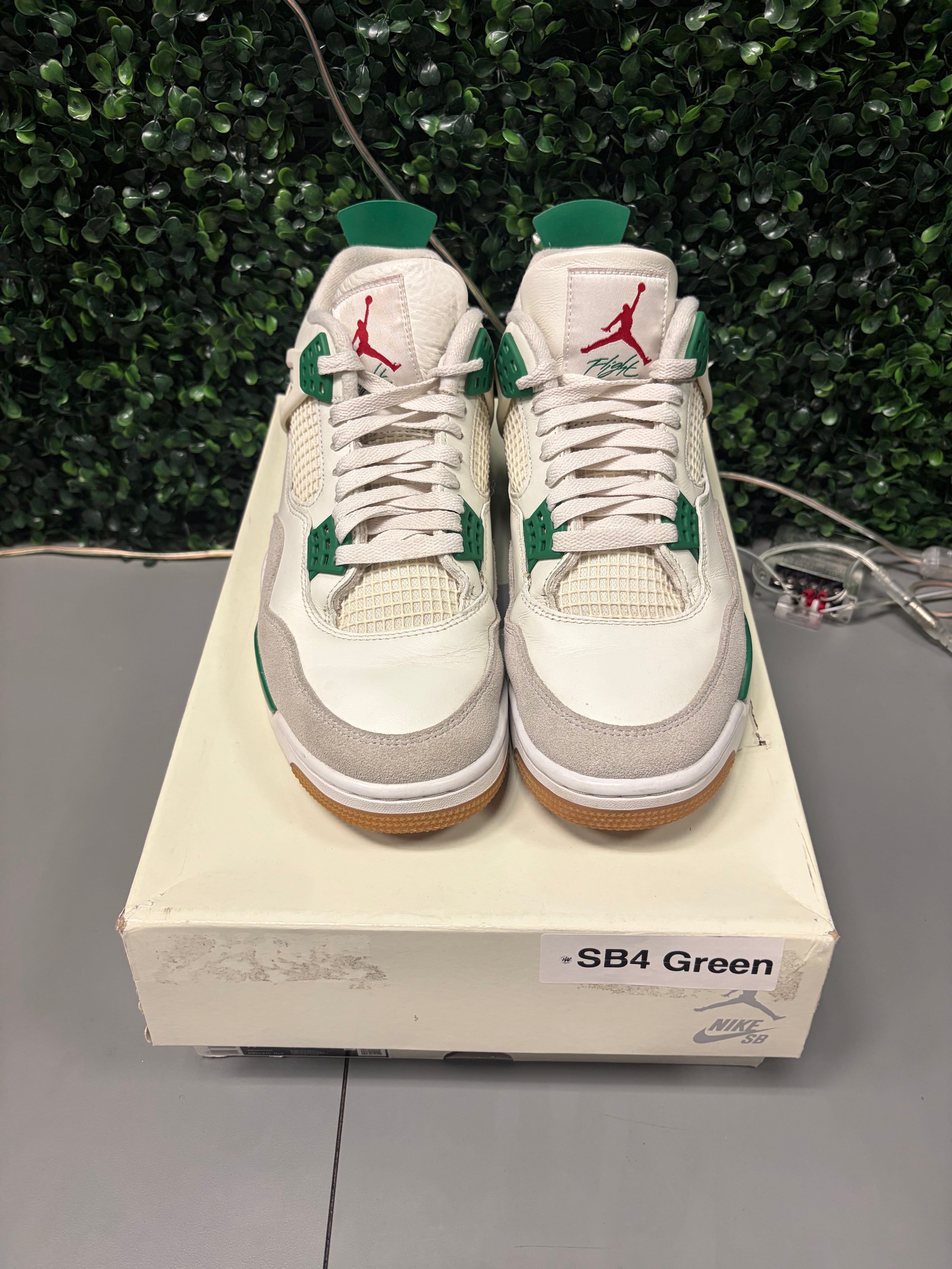 Jordan 4 SB "Pine Green" Size 9.5 Preowned