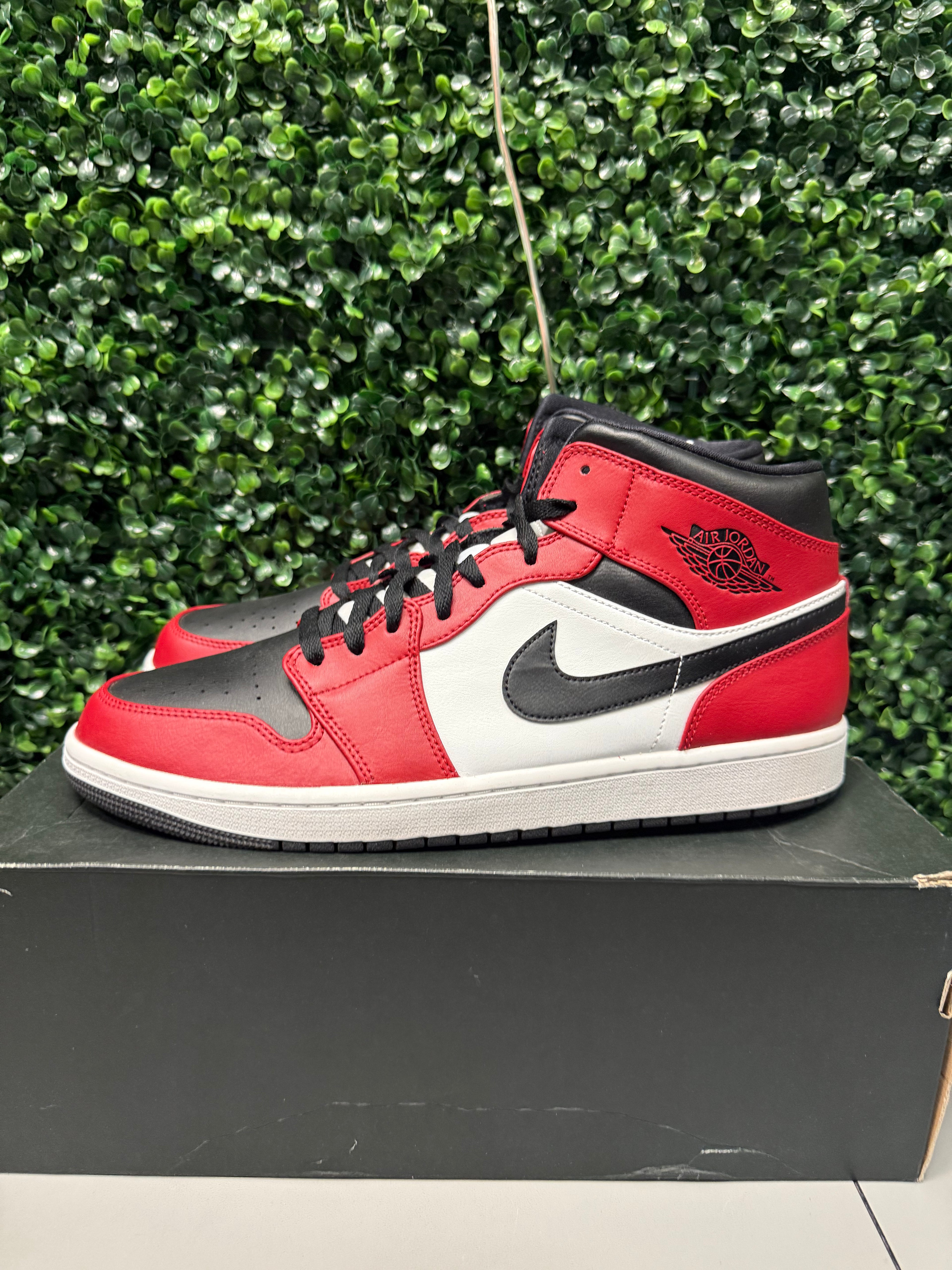 Jordan 1 Mid "Chicago Toe" Size 13 Preowned