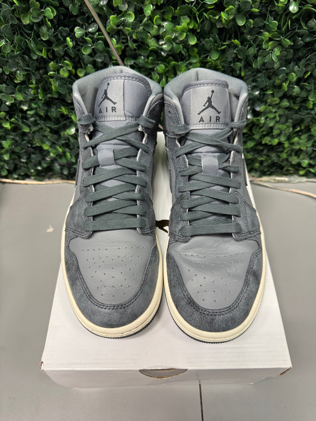 Jordan 1 Mid "Smoke Grey" Size 7.5W / 6Y Preowned