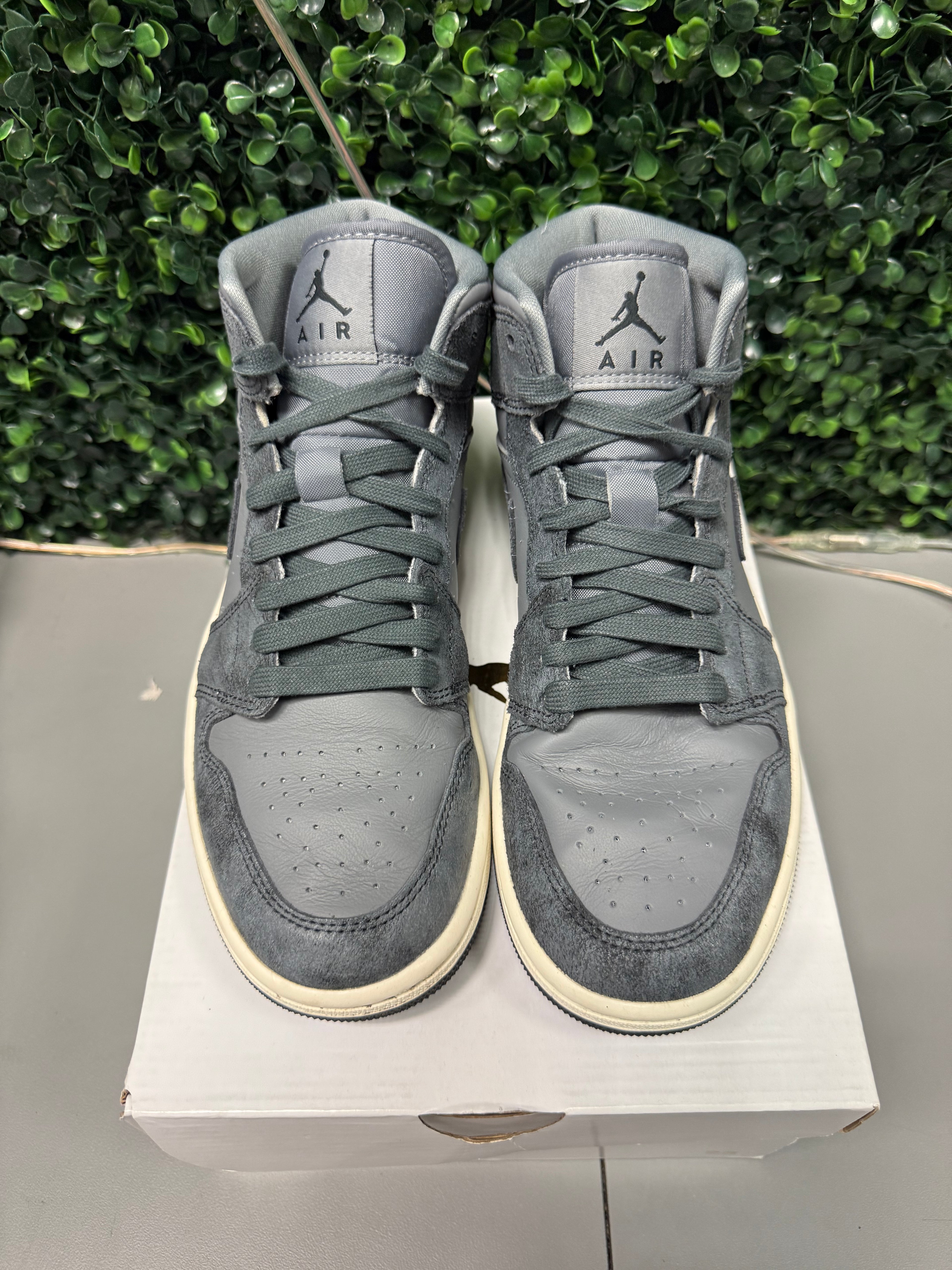 Jordan 1 Mid "Smoke Grey" Size 7.5W / 6Y Preowned