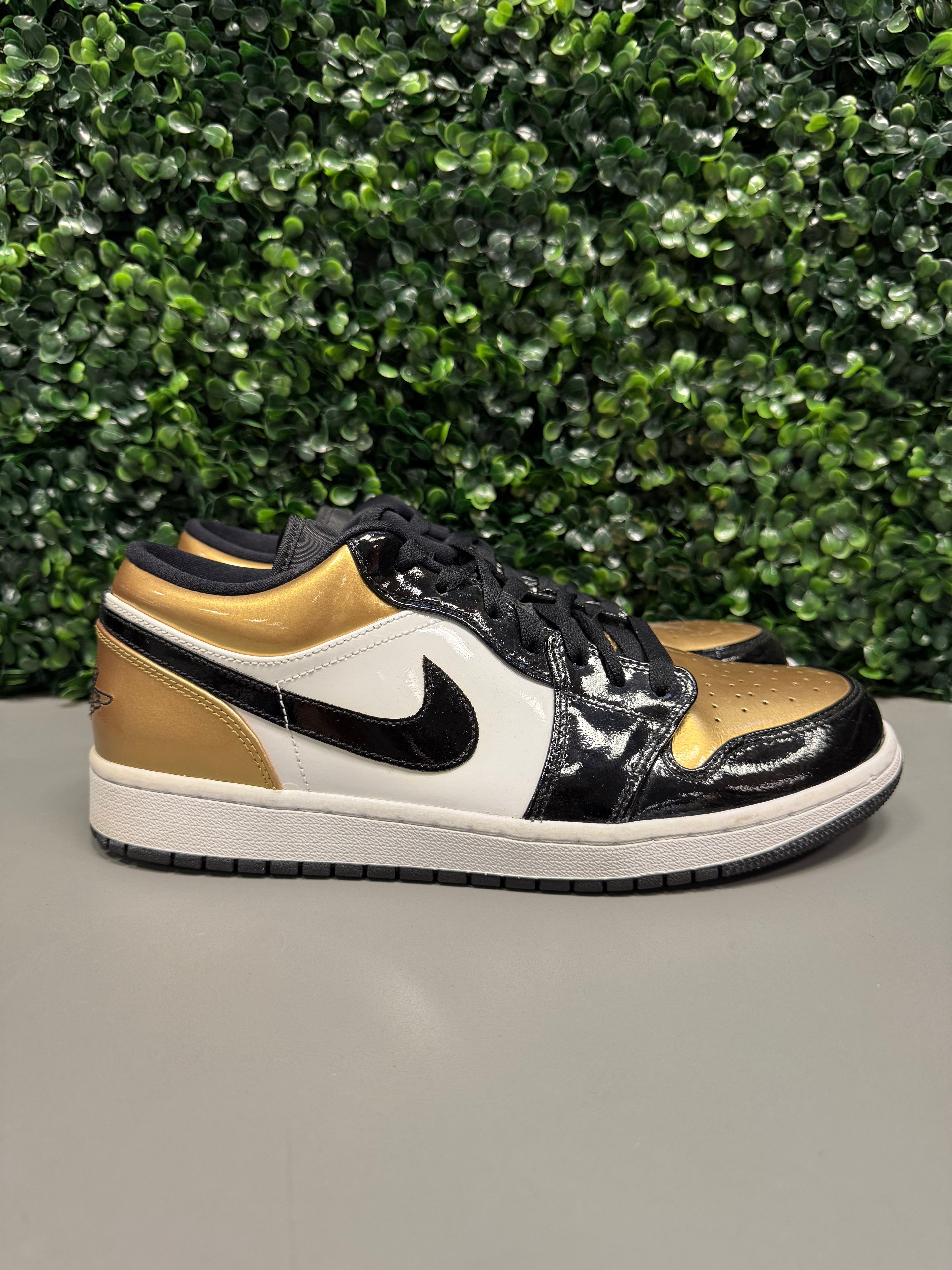 Jordan 1 Low "Gold Toe" Size 10 Preowned