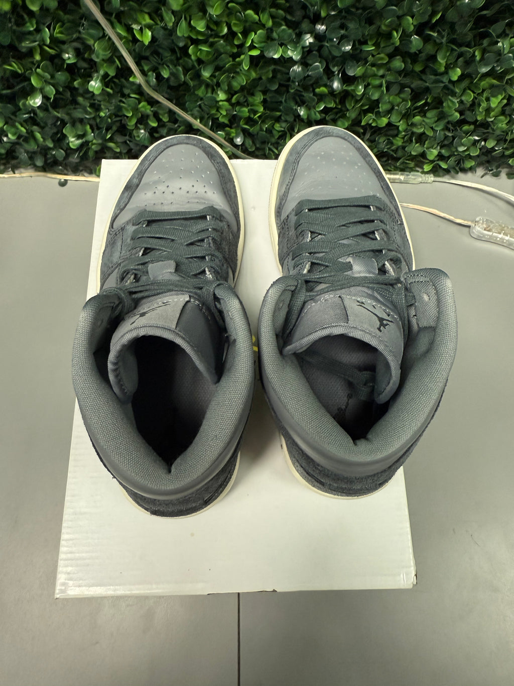 Jordan 1 Mid "Smoke Grey" Size 7.5W / 6Y Preowned