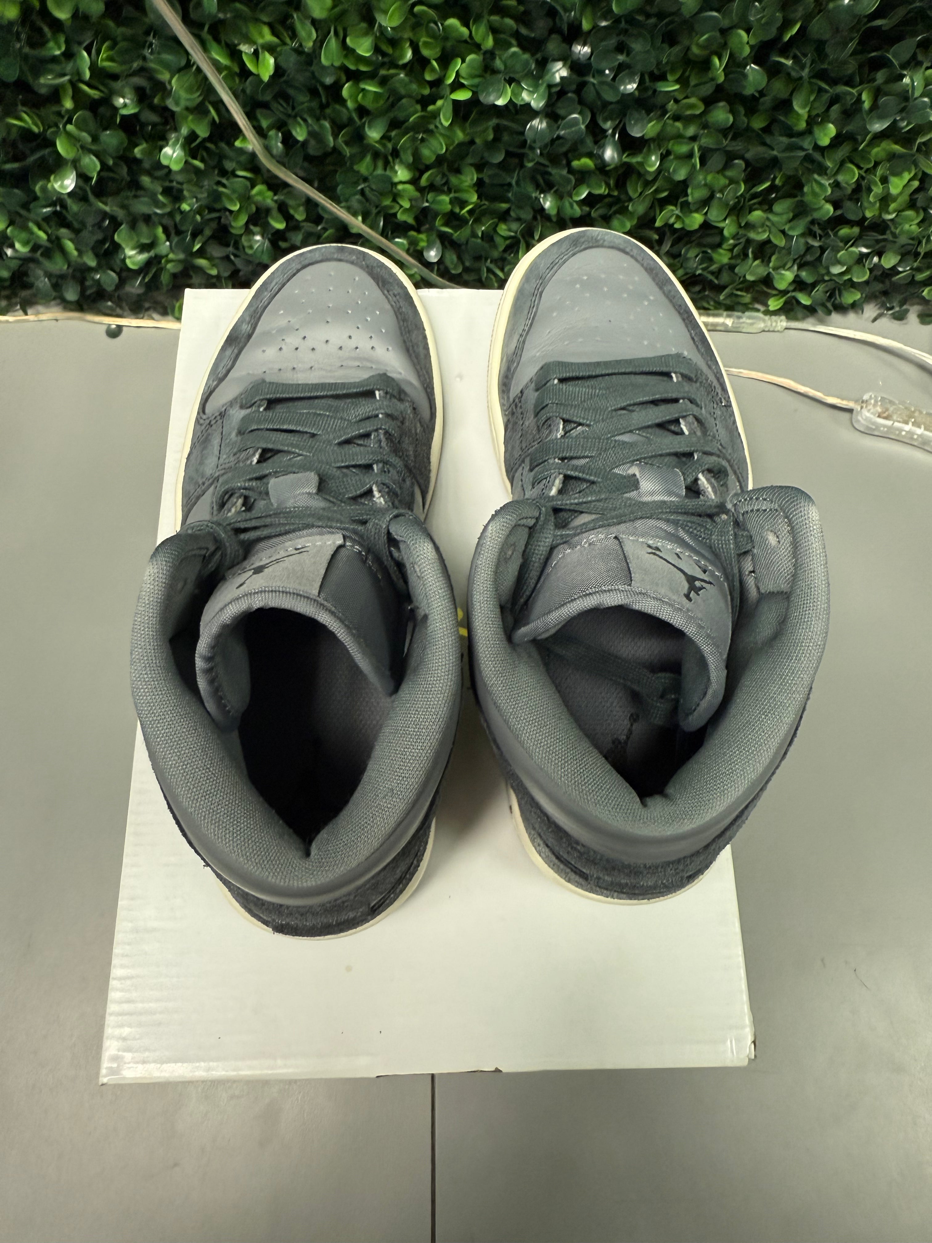 Jordan 1 Mid "Smoke Grey" Size 7.5W / 6Y Preowned