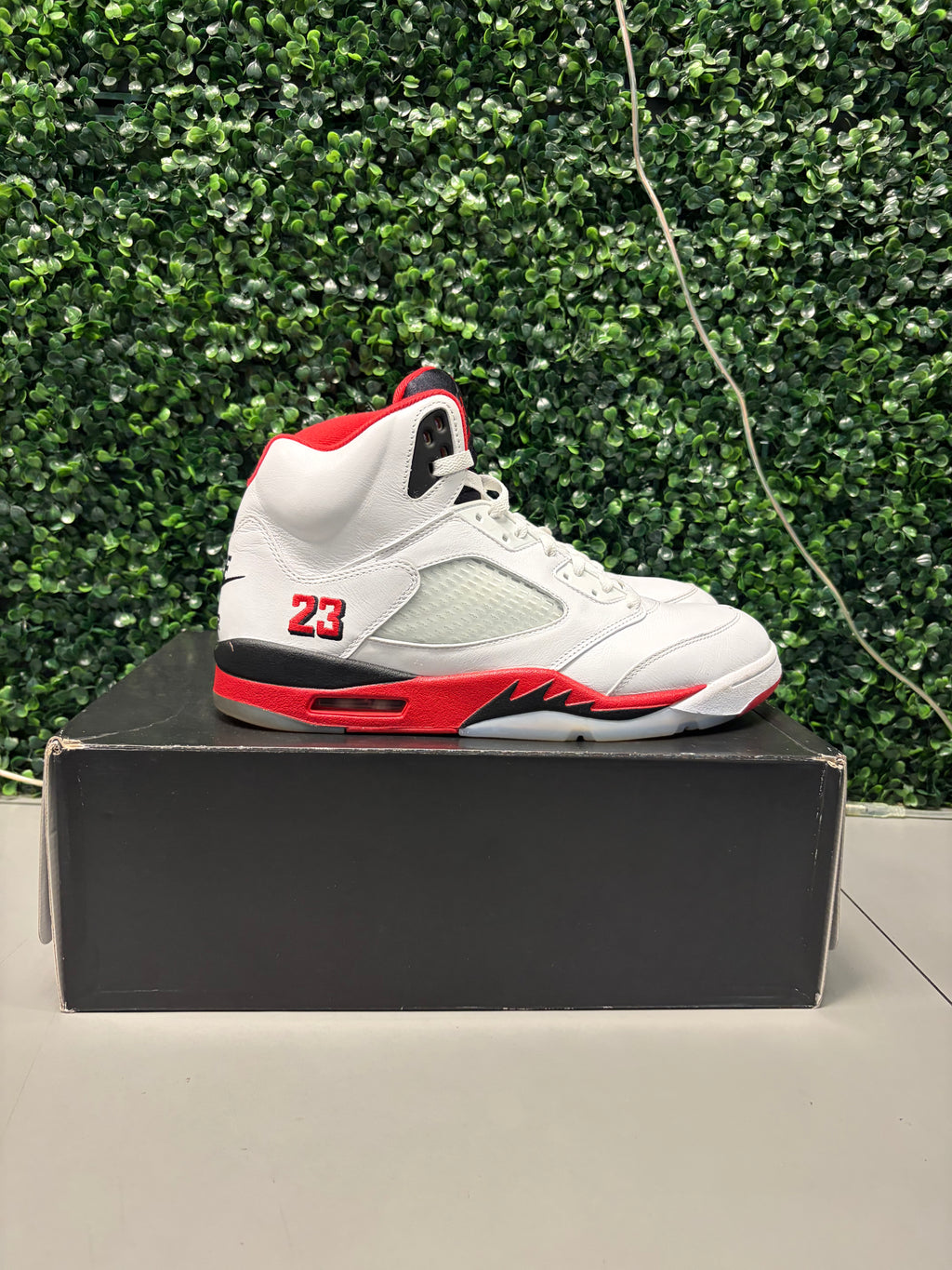 Jordan 5 Retro "Fire Red Black Tongue" (2025) Size 13 Preowned