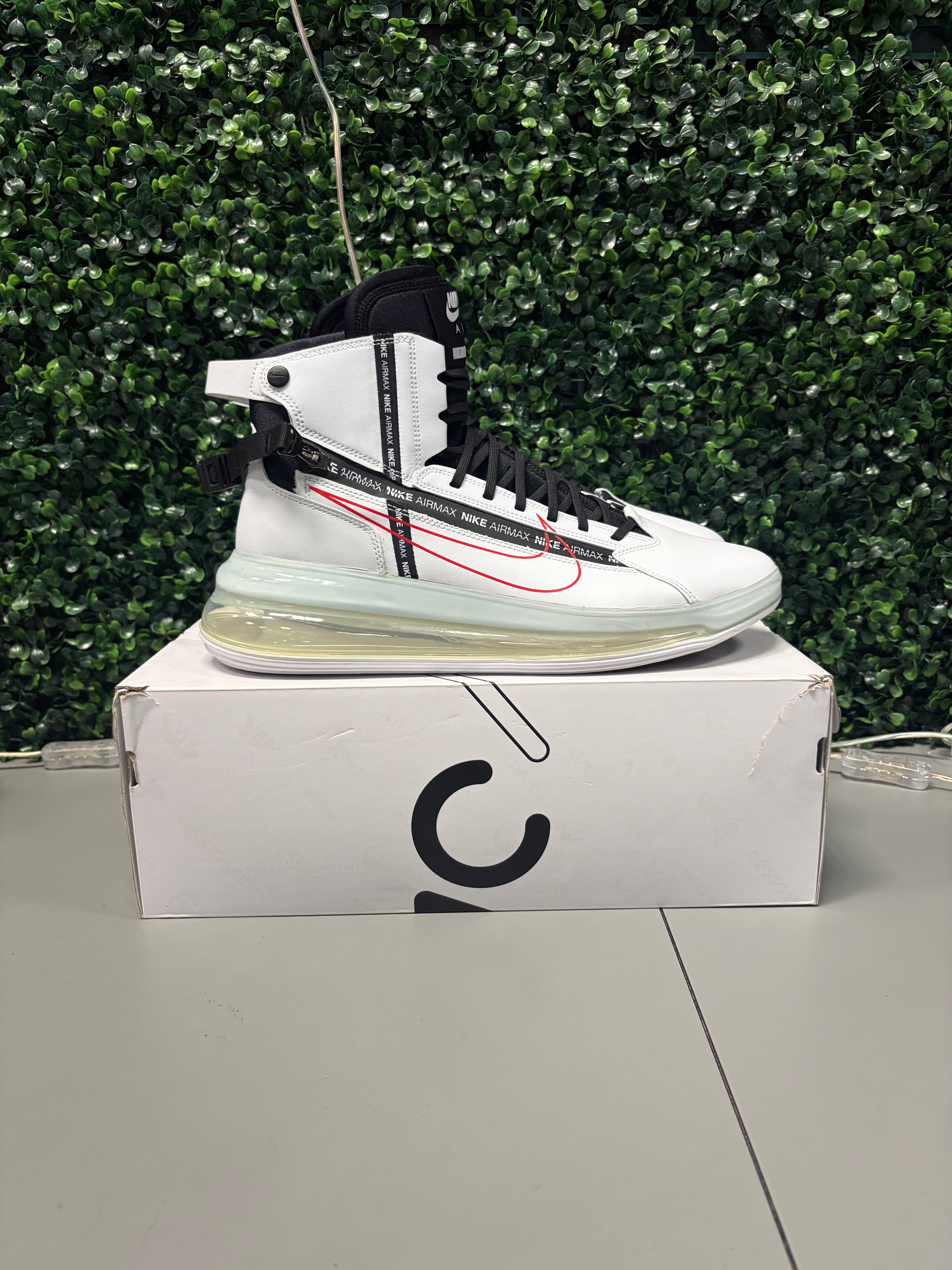 Nike Air Max 720 Saturn "White Black Red" Size 13 Preowned