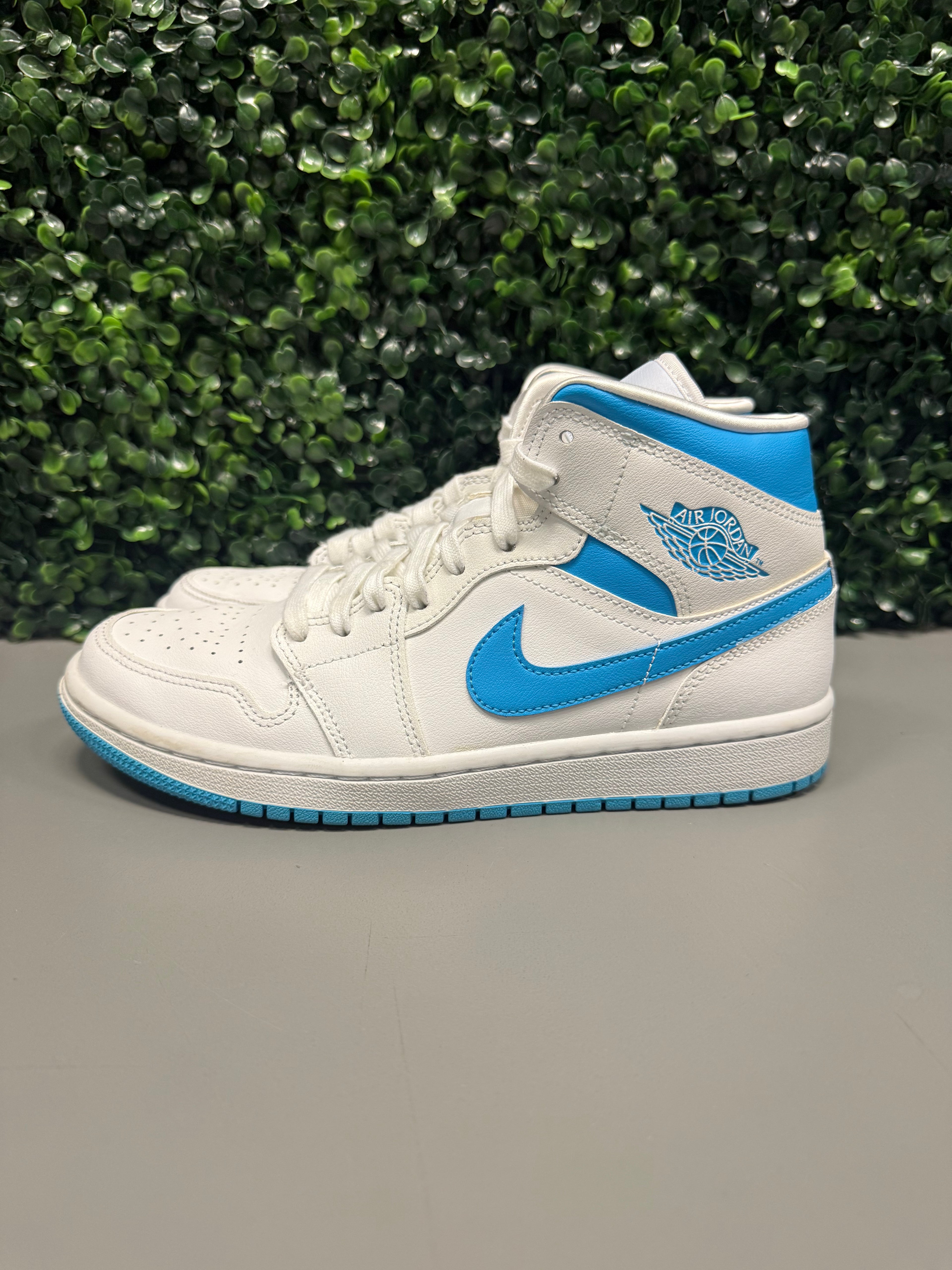 Jordan 1 Mid “UNC” Size 8.5W / 7Y Preowned
