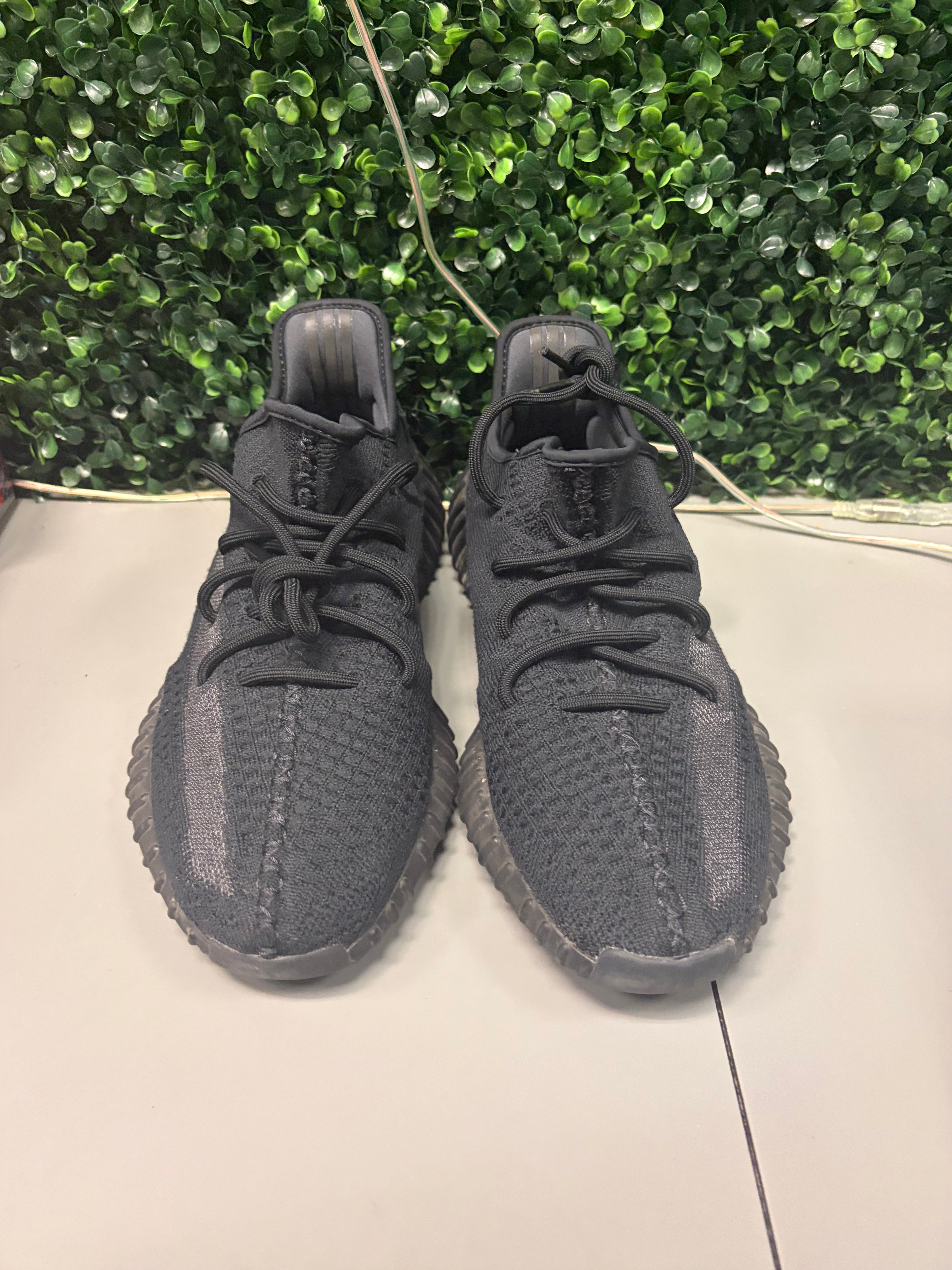 adidas Yeezy Boost 350 V2 "Onyx" Size 10 Preowned